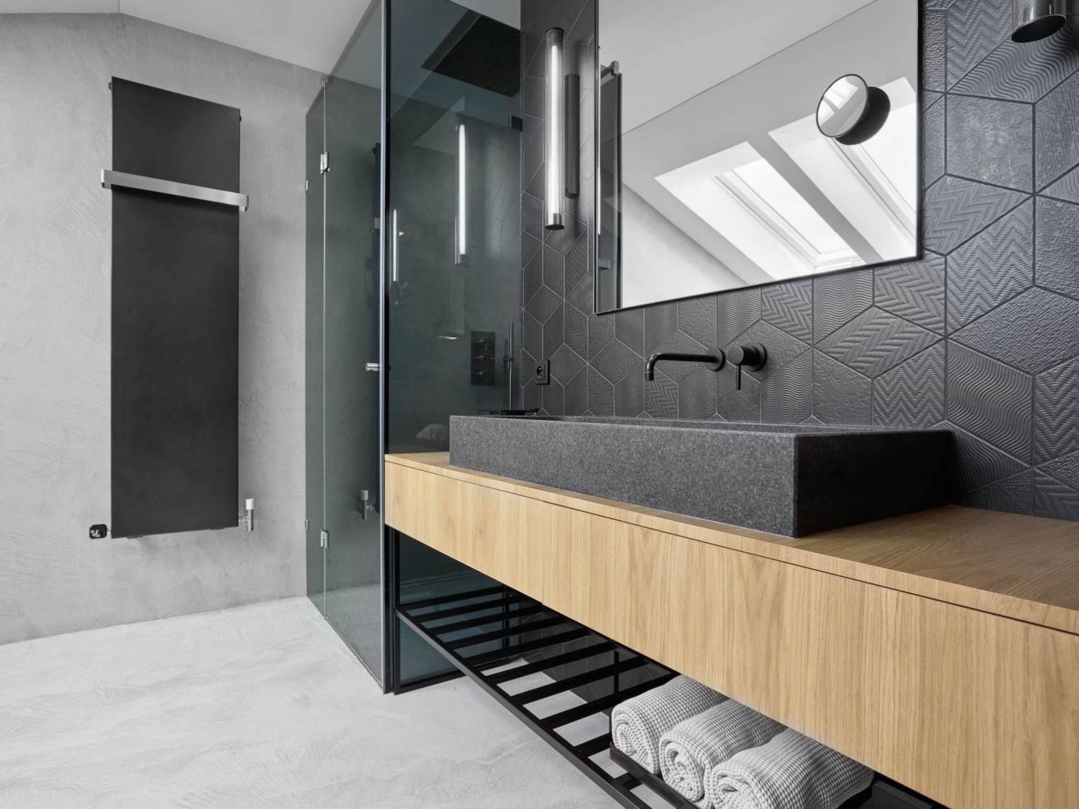 Černá do současné moderní koupelny rozhodně patří