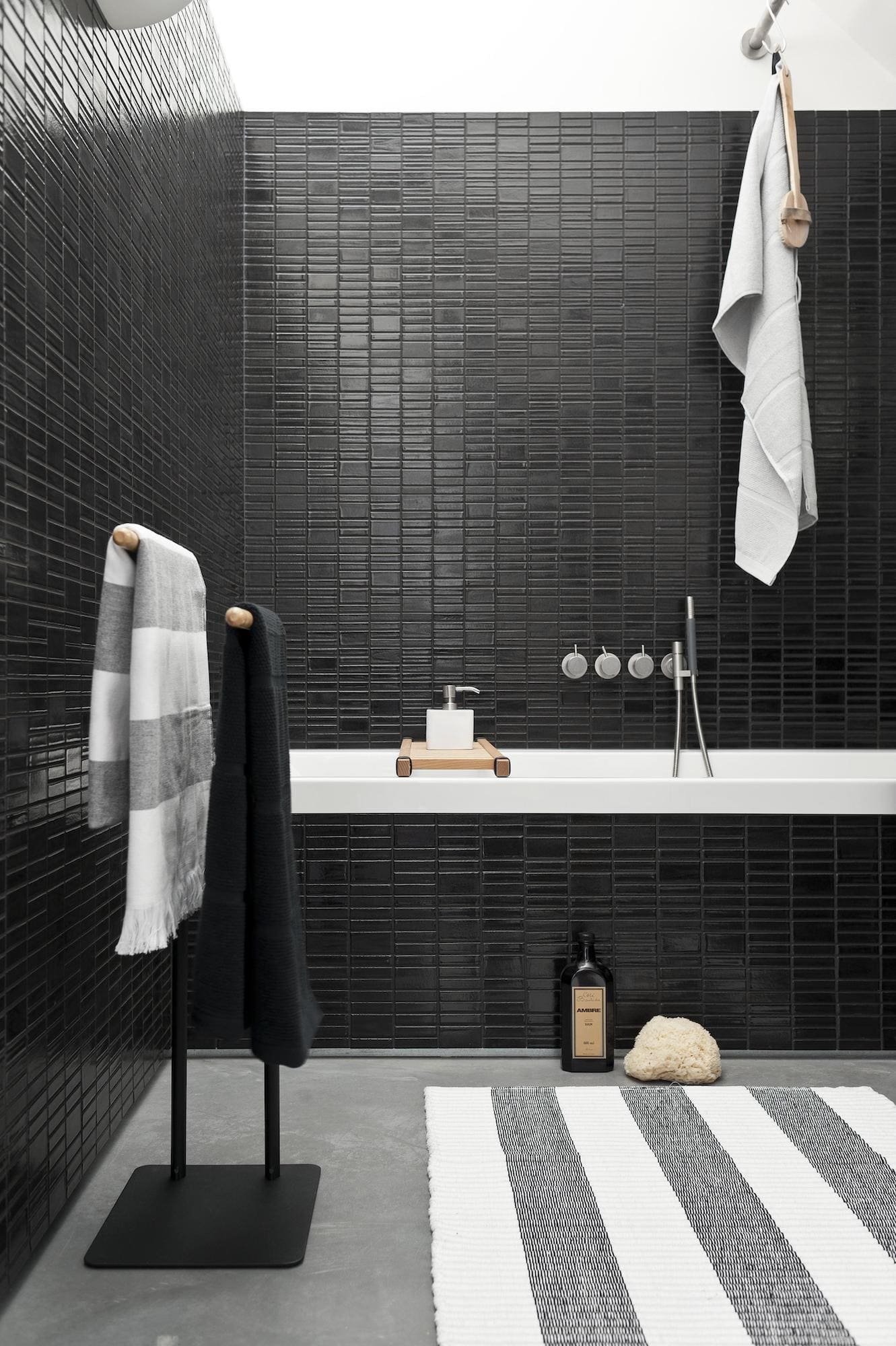 Černá do současné moderní koupelny rozhodně patří