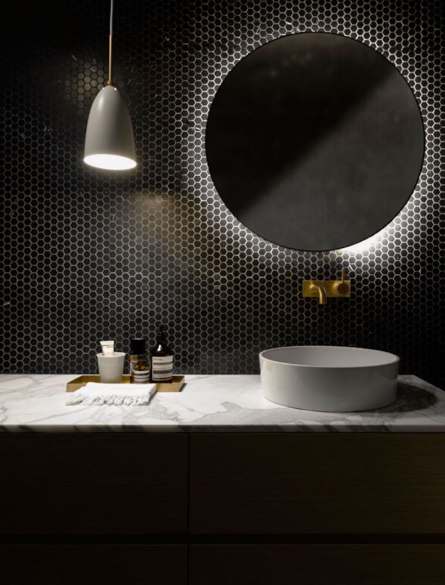 Černá do současné moderní koupelny rozhodně patří