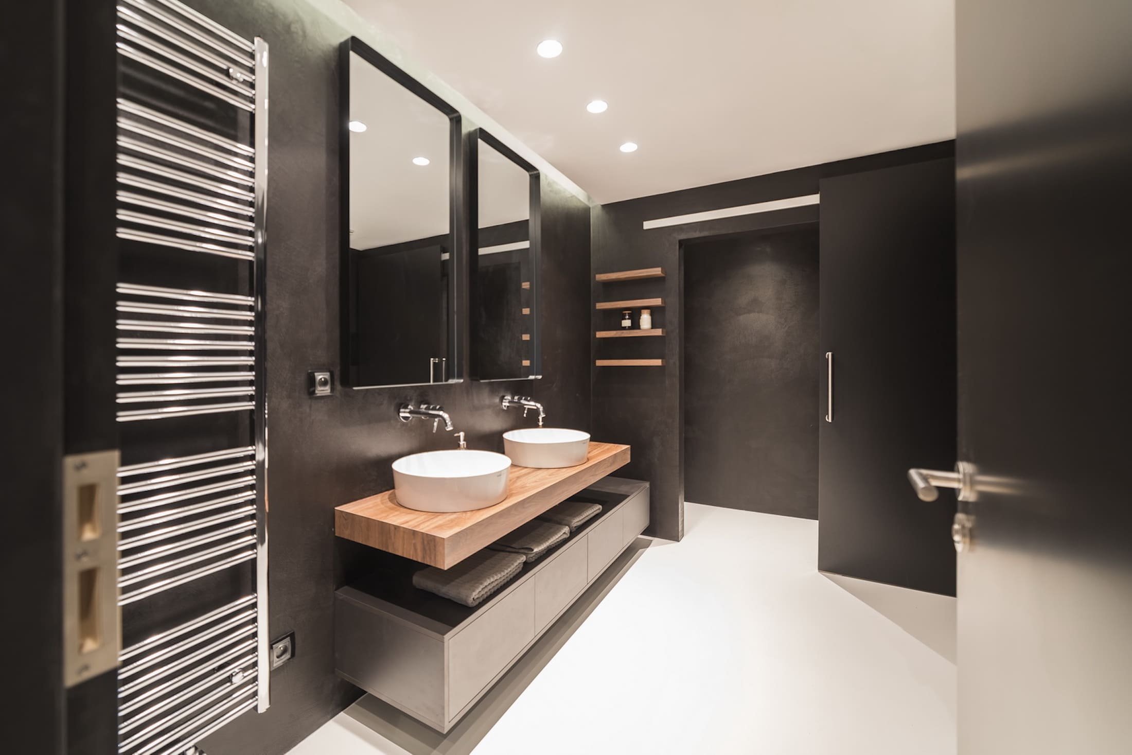 Černá do současné moderní koupelny rozhodně patří