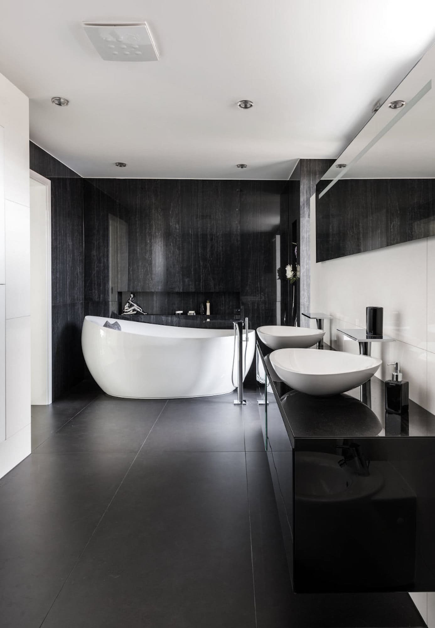 Černá do současné moderní koupelny rozhodně patří