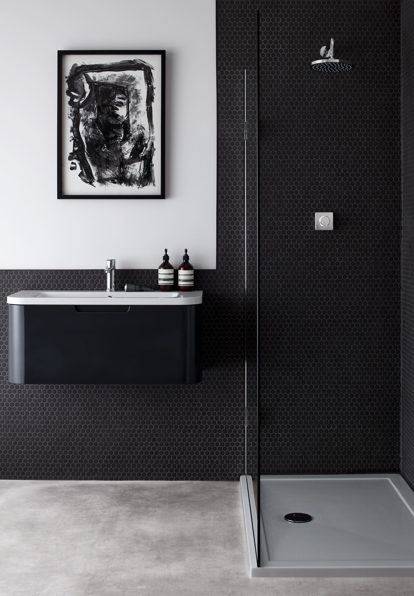 Černá do současné moderní koupelny rozhodně patří