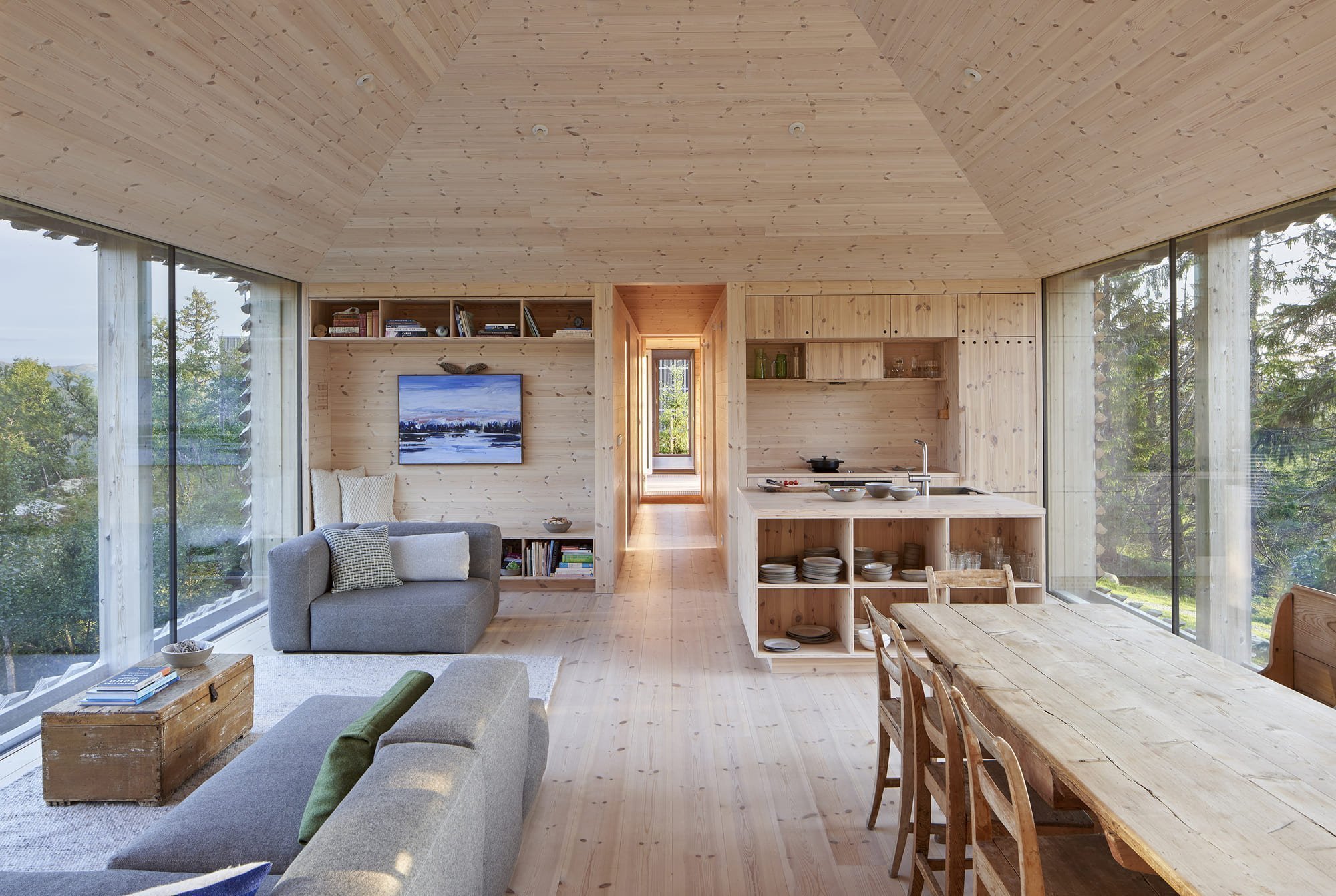 Chata zabalená plotem odolává drsným podmínkám na vrcholku hory