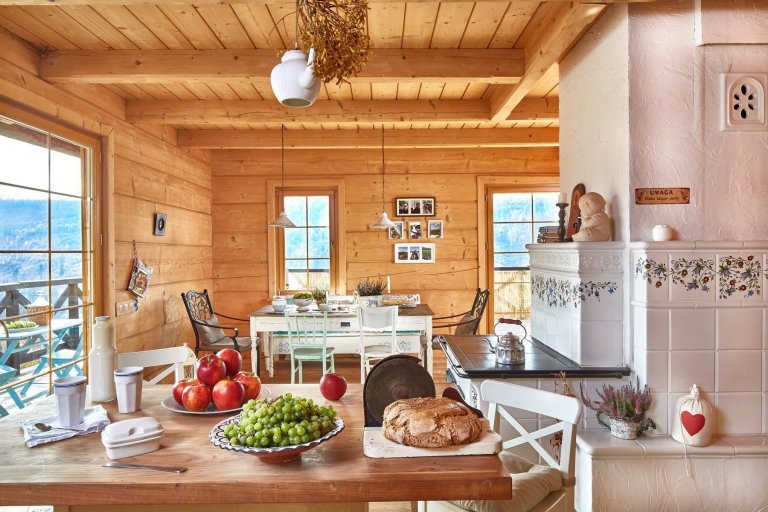 Dřevěný srub ve venkovském stylu