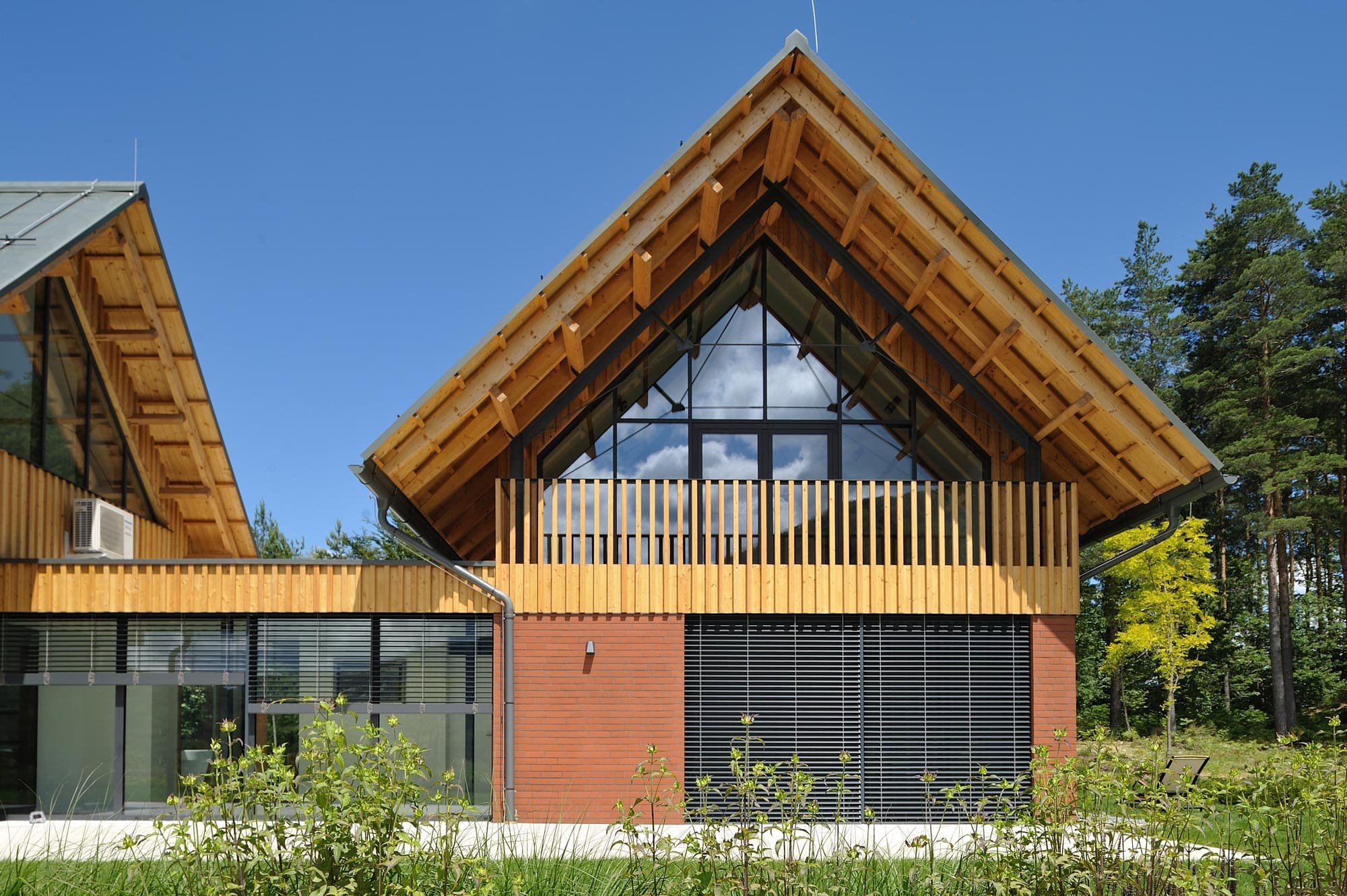 Dům jako moderní stodola uprostřed krajiny