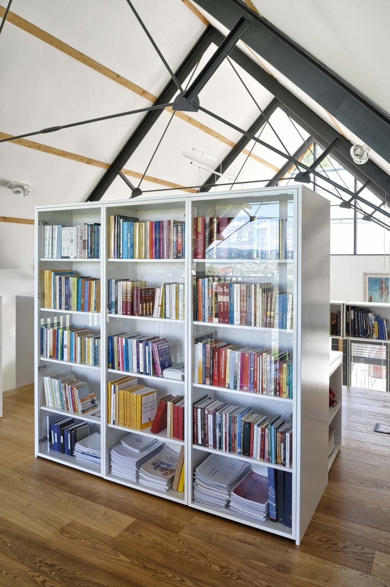 Dům jako moderní stodola uprostřed krajiny