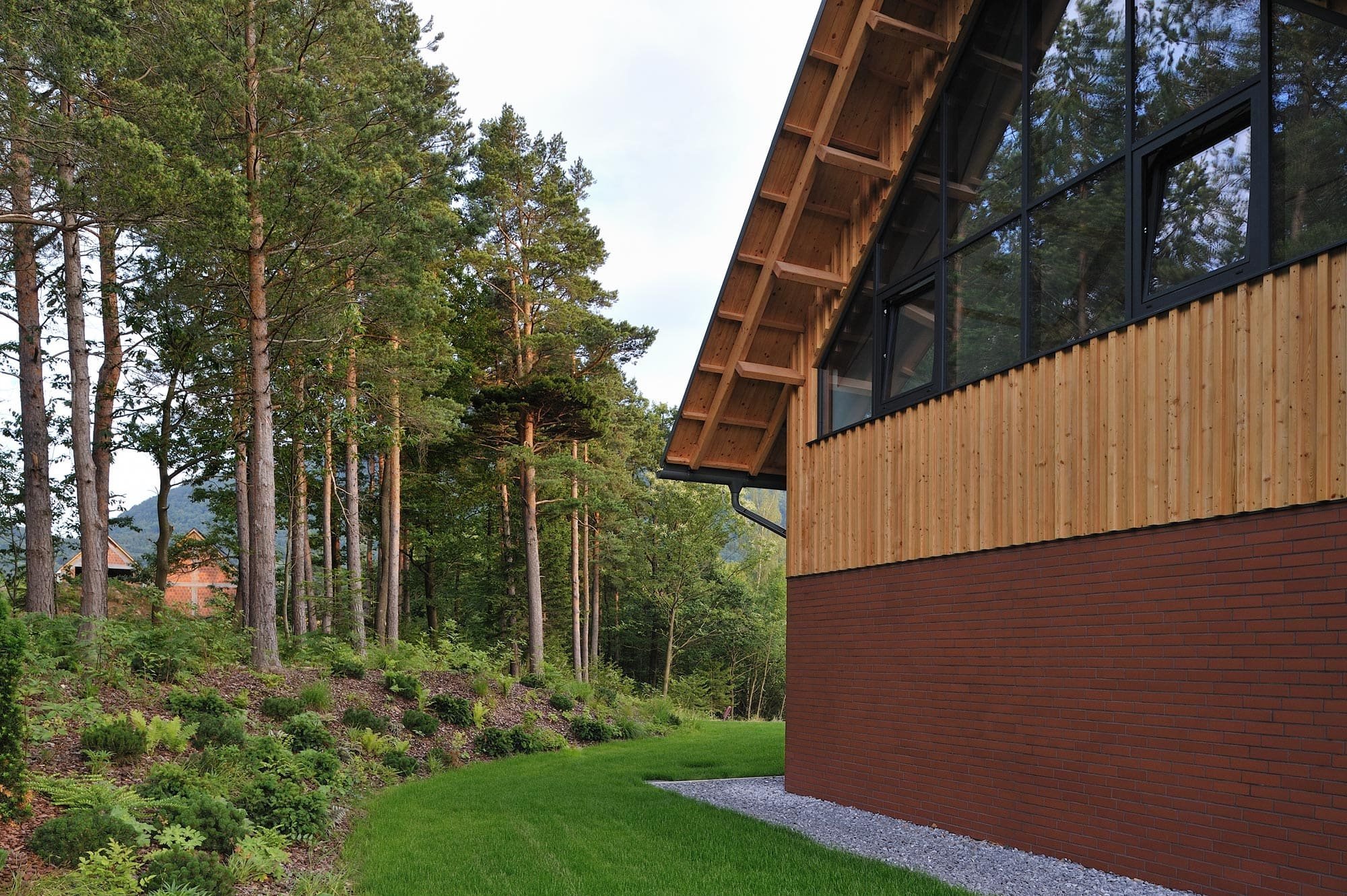 Dům jako moderní stodola uprostřed krajiny