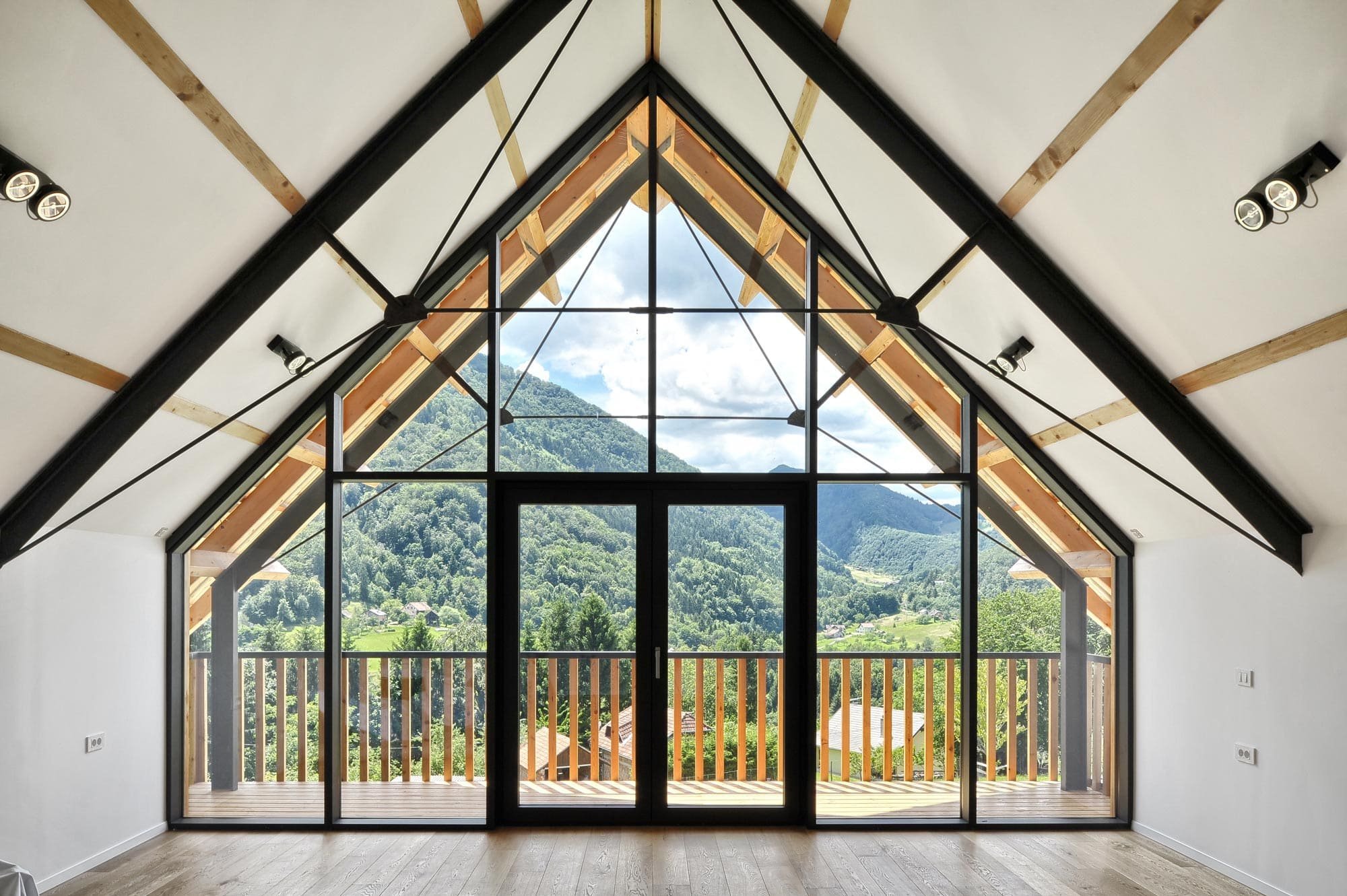 Dům jako moderní stodola uprostřed krajiny