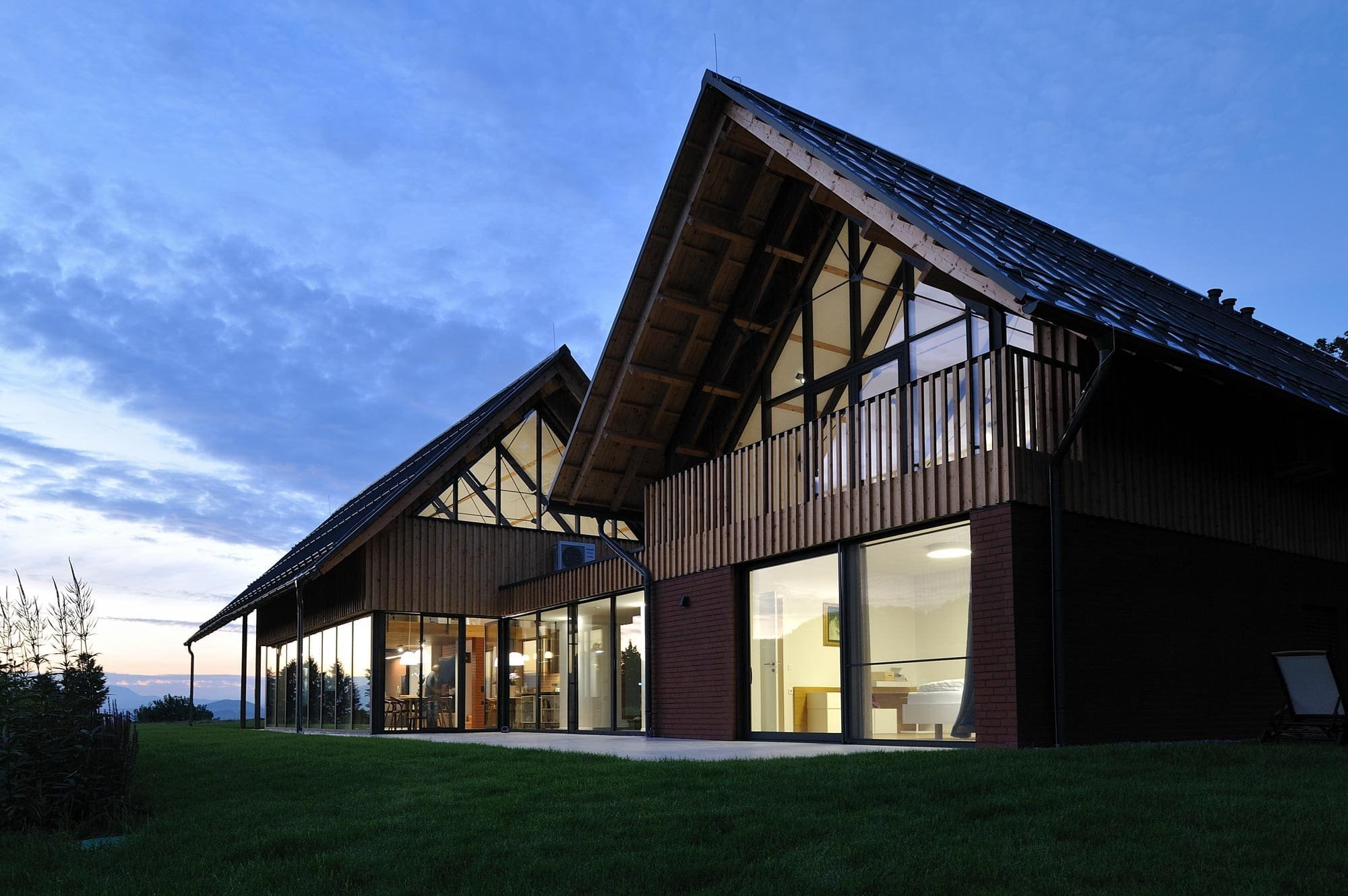 Dům jako moderní stodola uprostřed krajiny