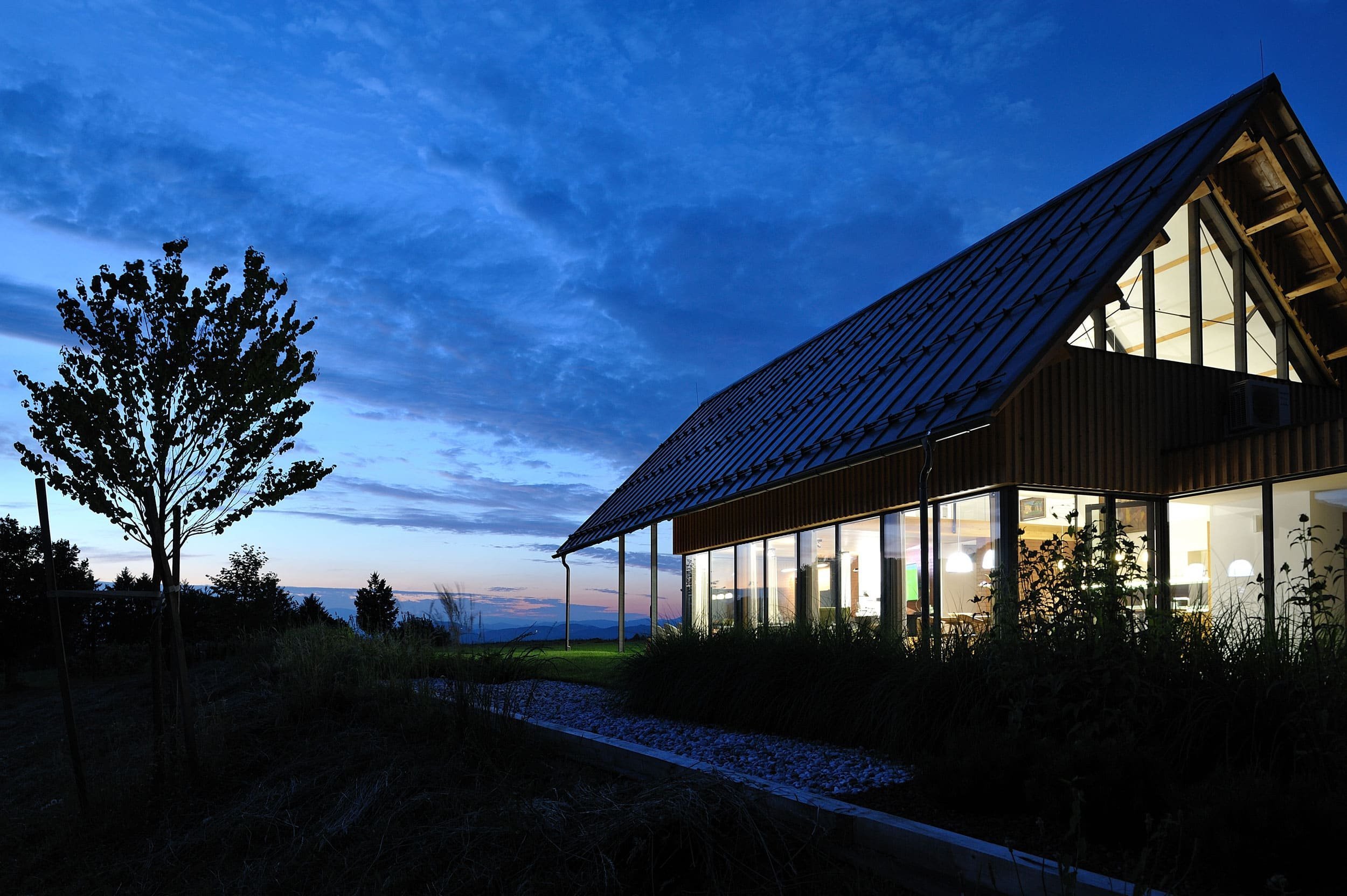 Dům jako moderní stodola uprostřed krajiny