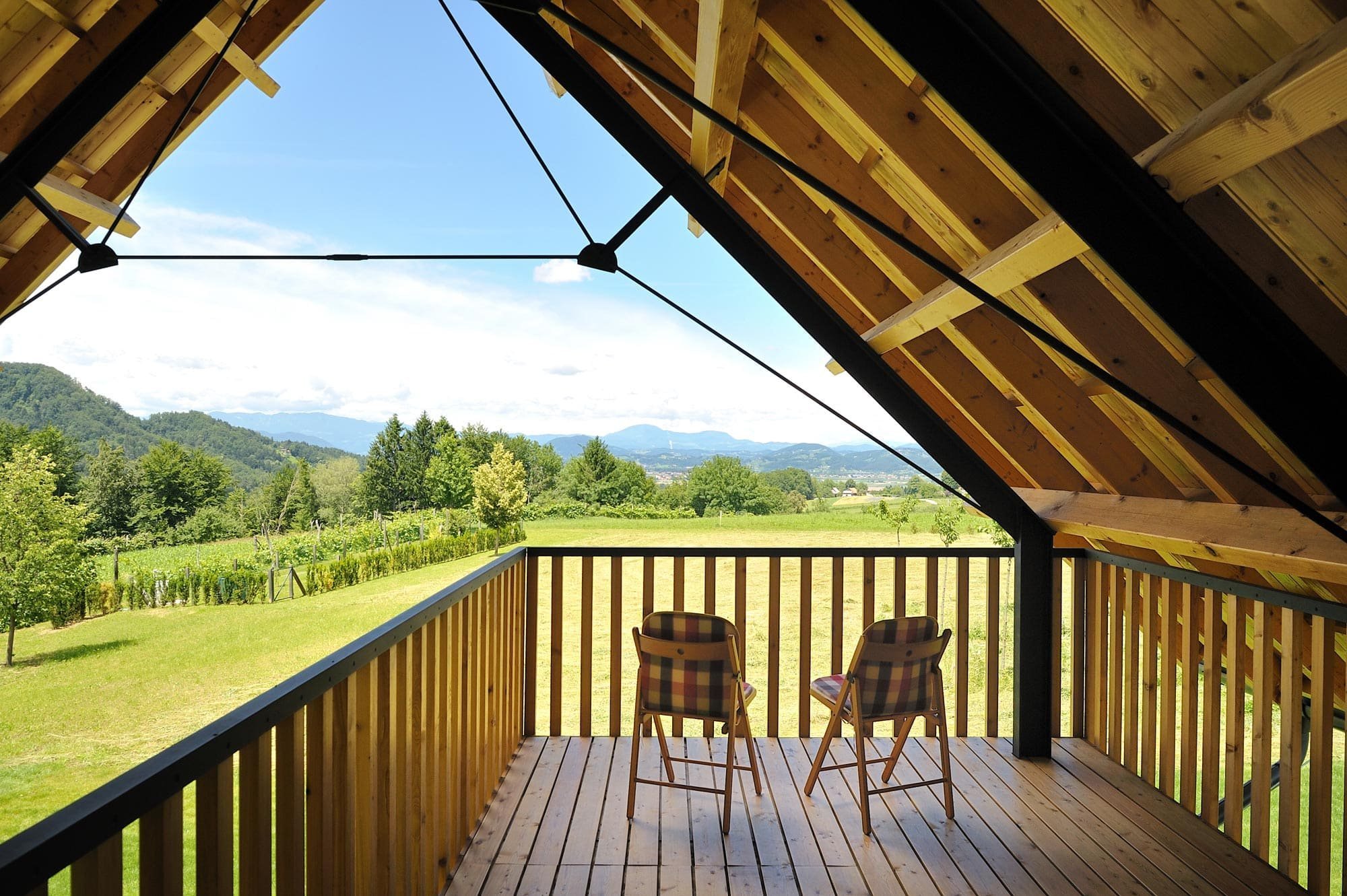 Dům jako moderní stodola uprostřed krajiny