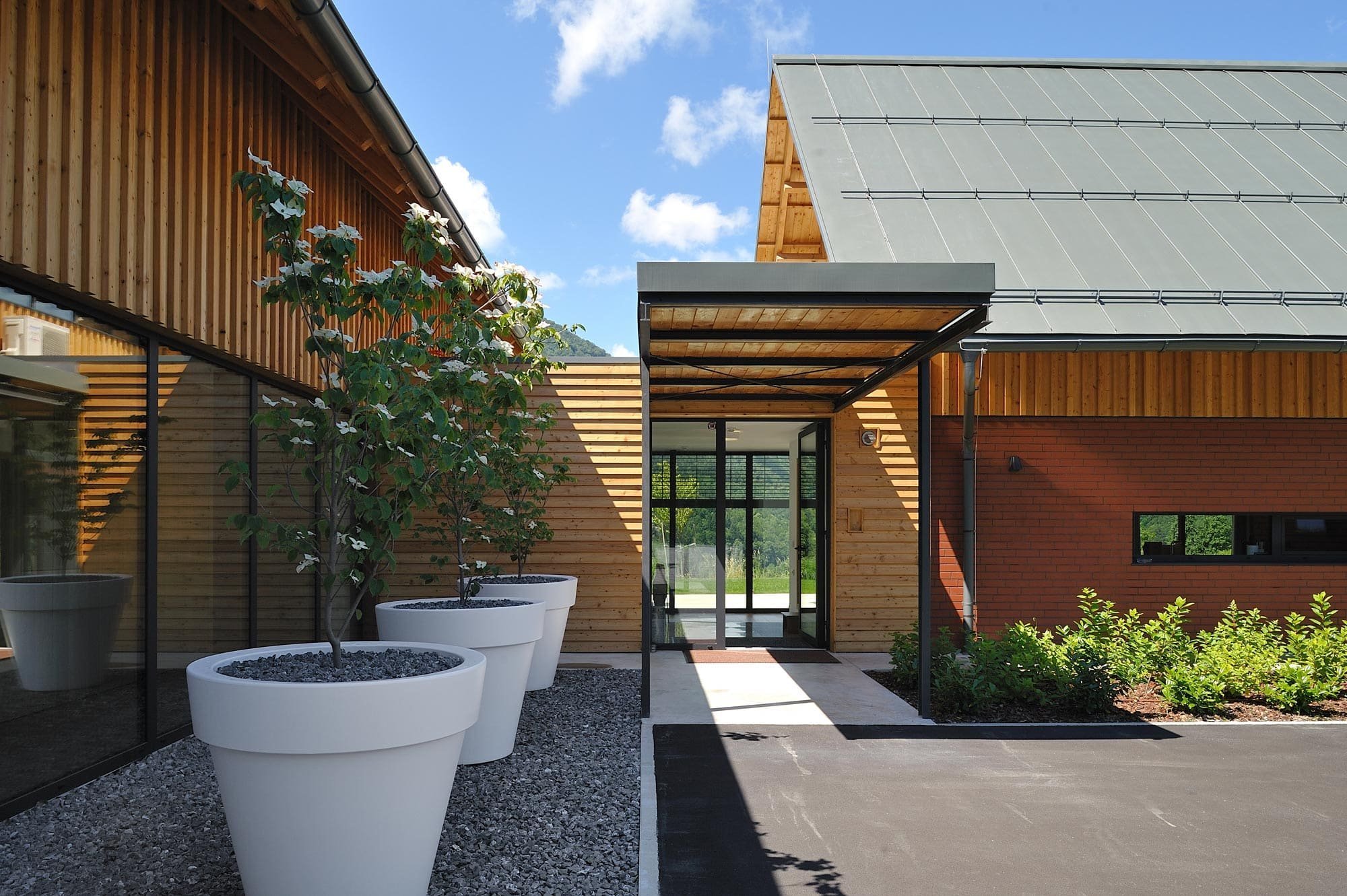 Dům jako moderní stodola uprostřed krajiny