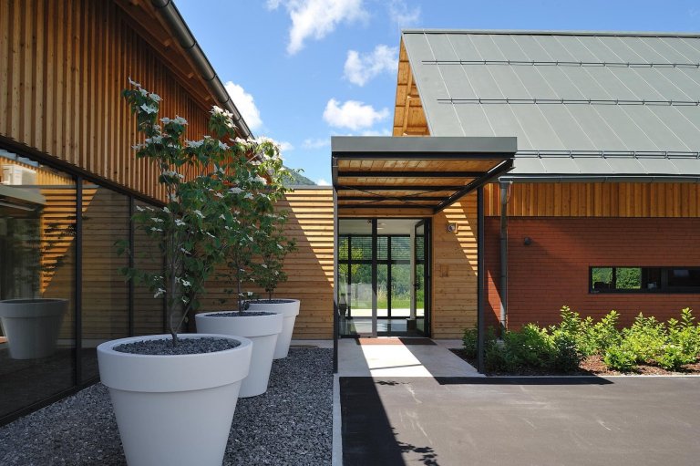 Dům jako moderní stodola uprostřed krajiny