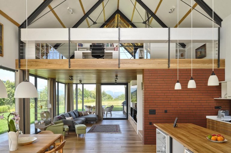 Dům jako moderní stodola uprostřed krajiny