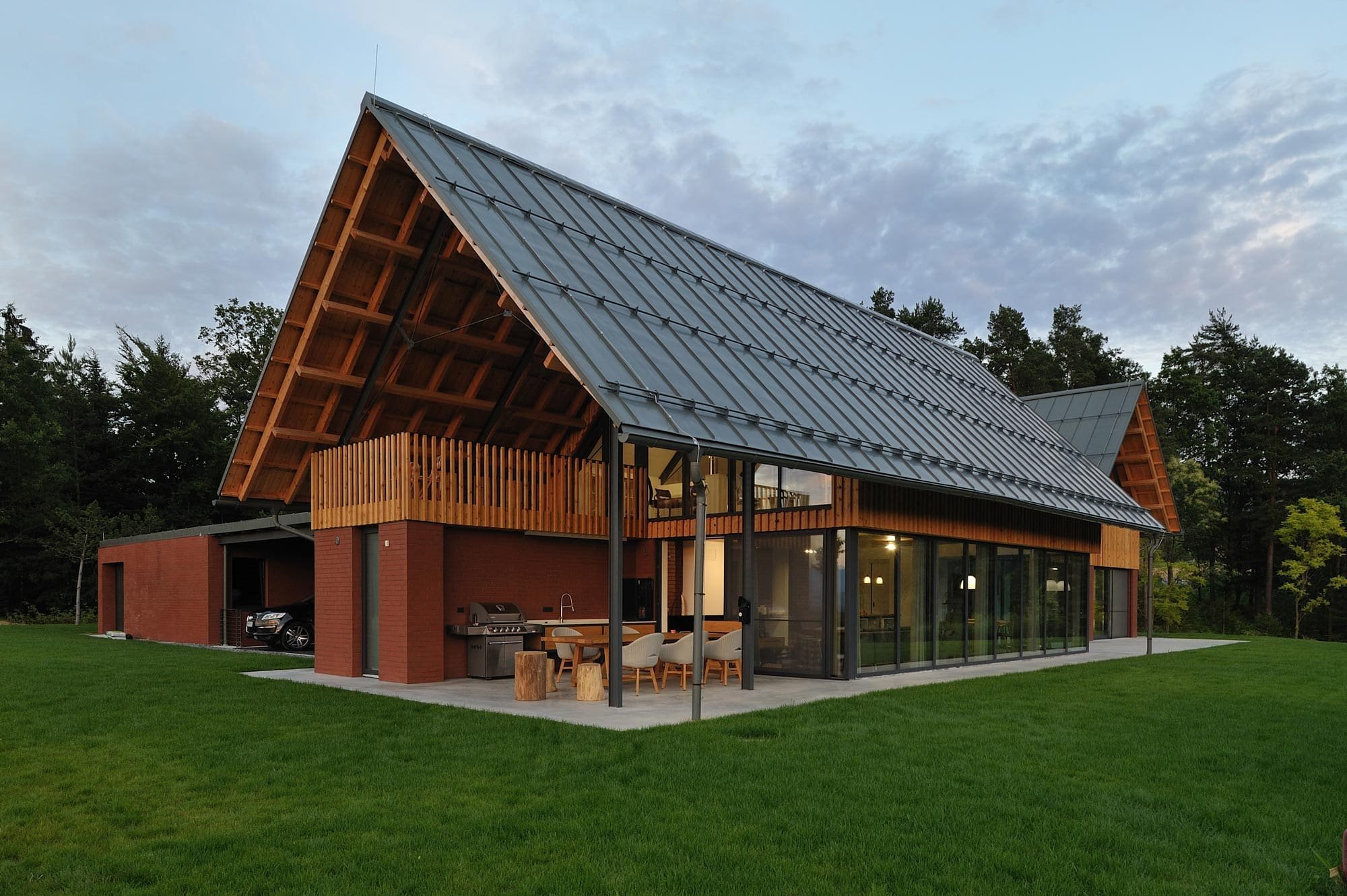 Dům jako moderní stodola uprostřed krajiny