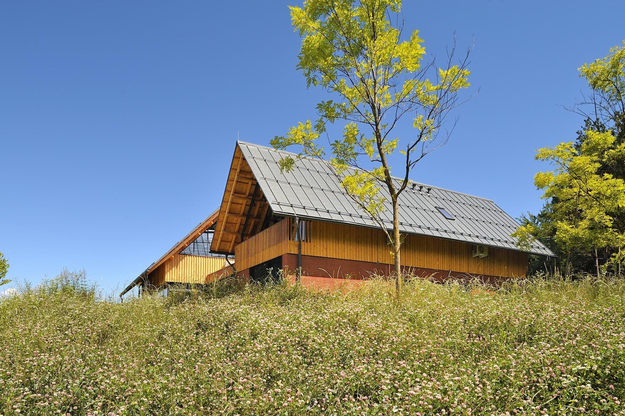 Dům jako moderní stodola uprostřed krajiny