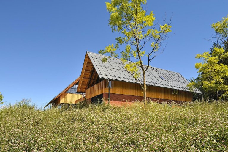 Dům jako moderní stodola uprostřed krajiny