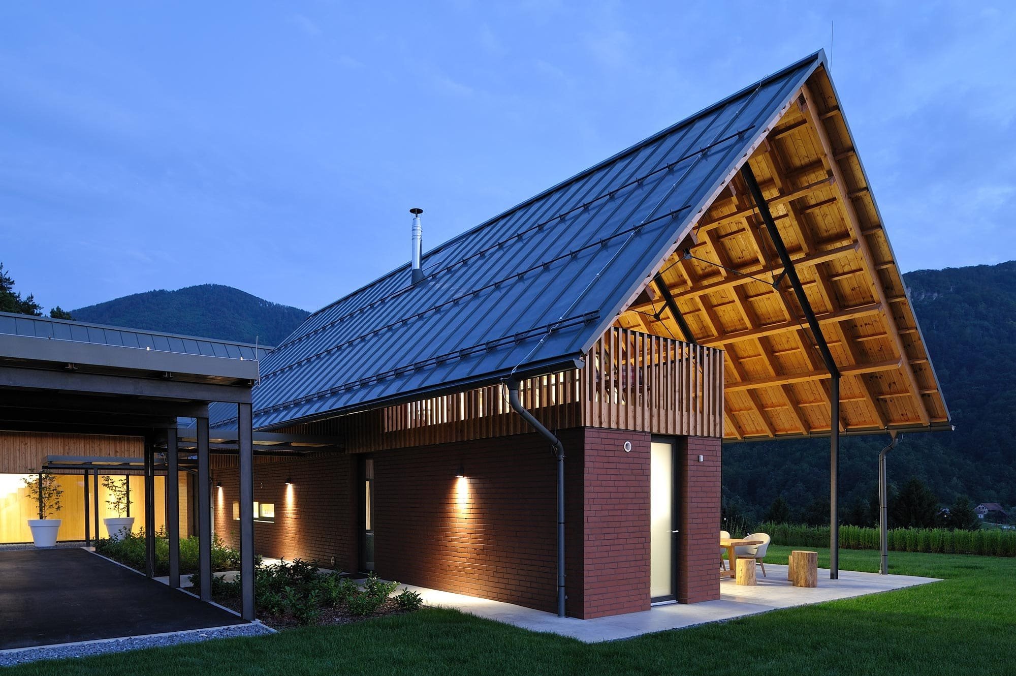 Dům jako moderní stodola uprostřed krajiny