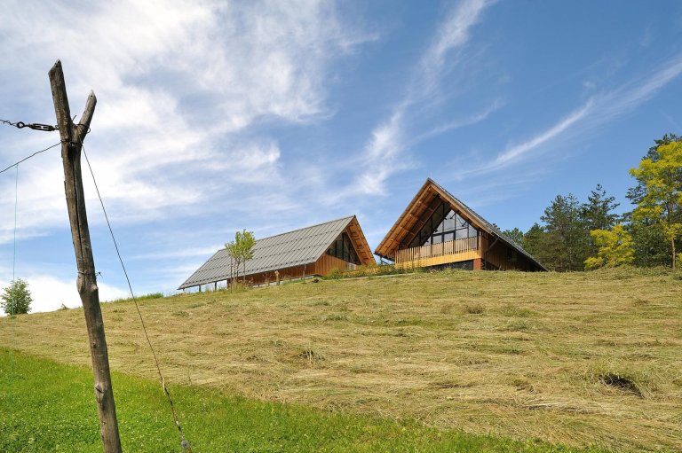 Dům jako moderní stodola uprostřed krajiny