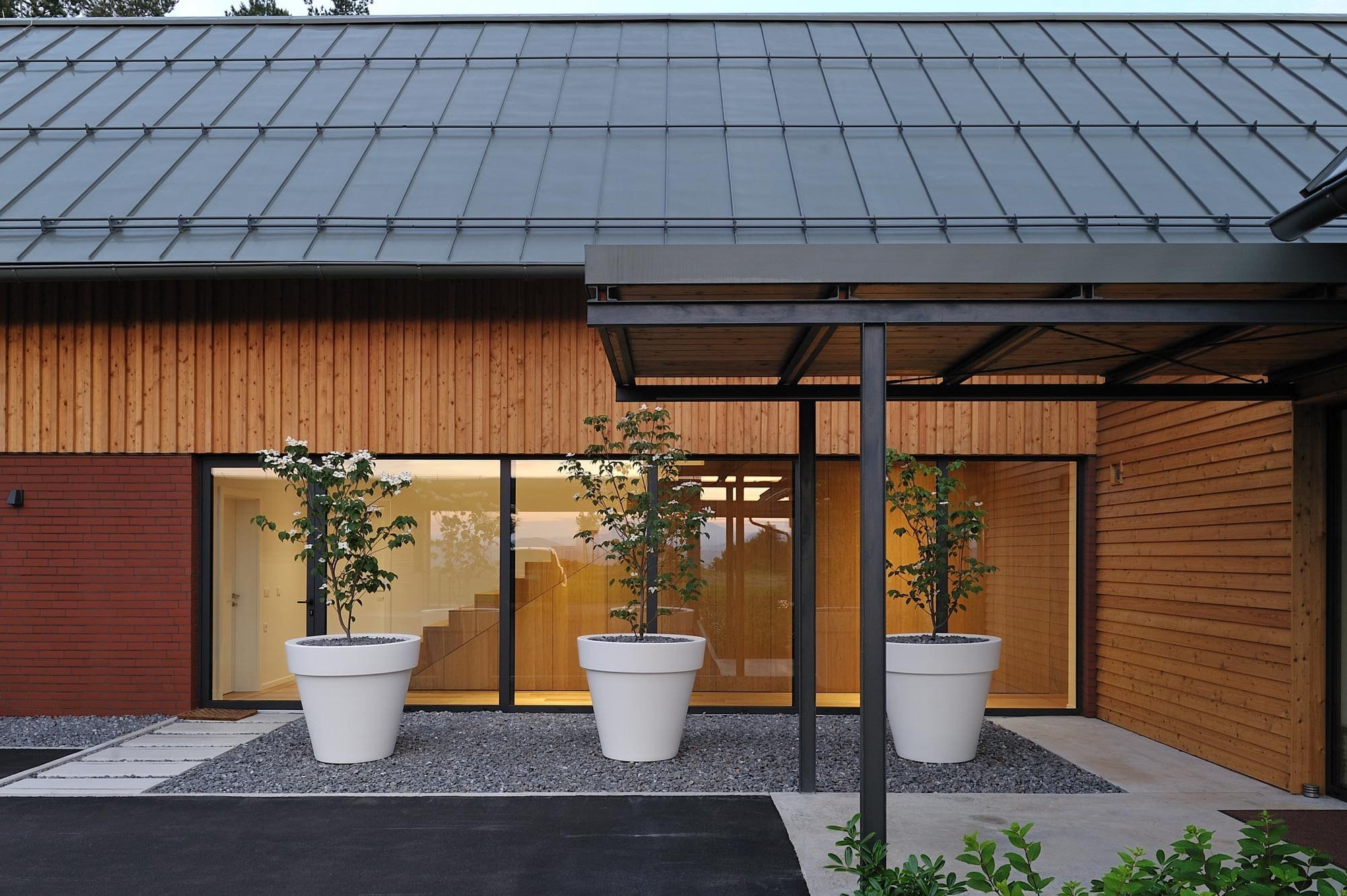 Dům jako moderní stodola uprostřed krajiny