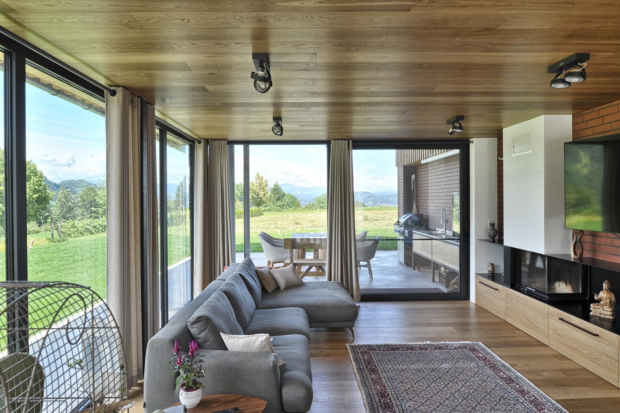 Dům jako moderní stodola uprostřed krajiny