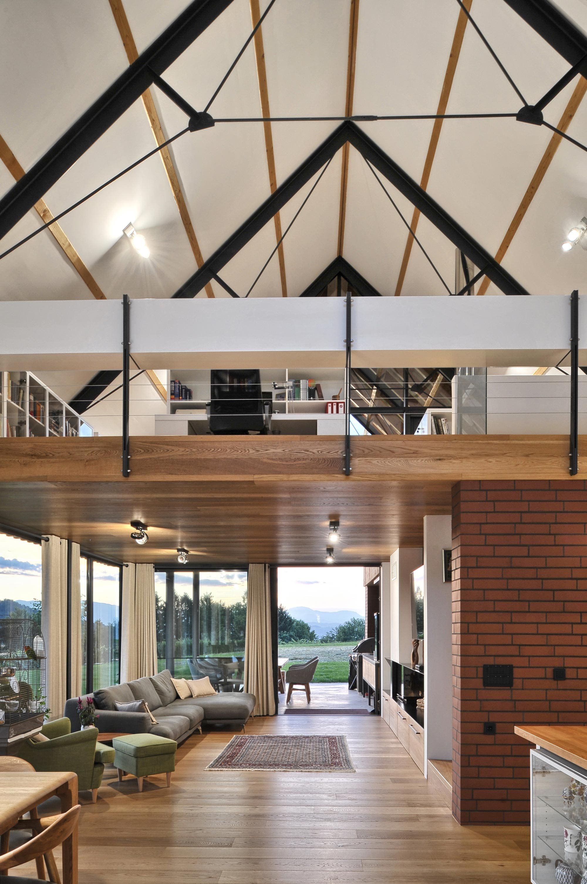 Dům jako moderní stodola uprostřed krajiny