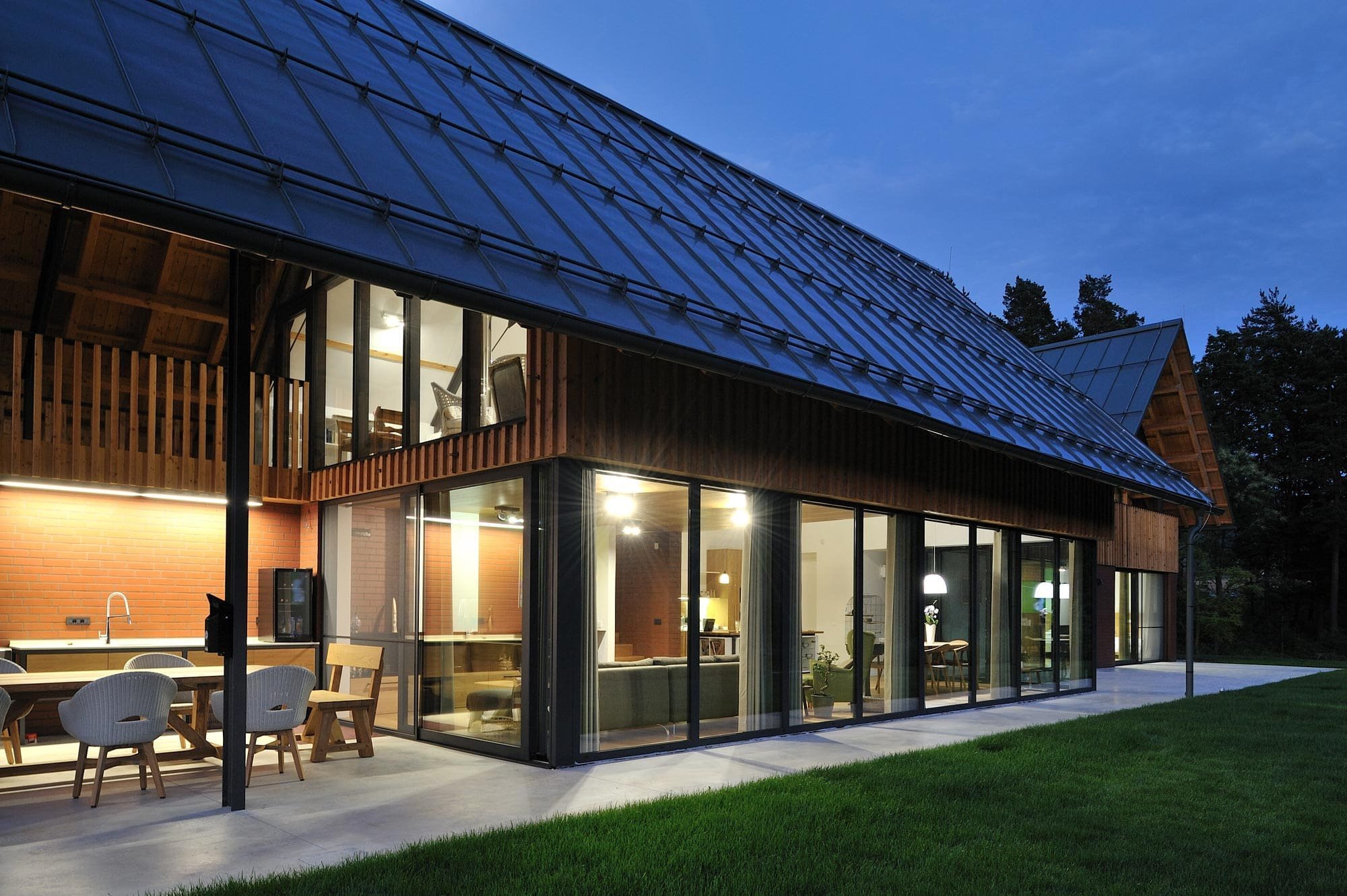 Dům jako moderní stodola uprostřed krajiny