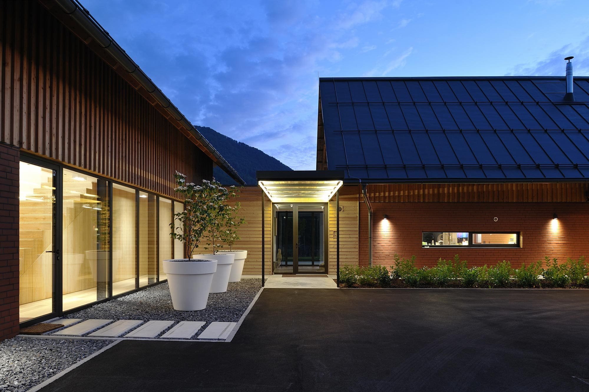 Dům jako moderní stodola uprostřed krajiny