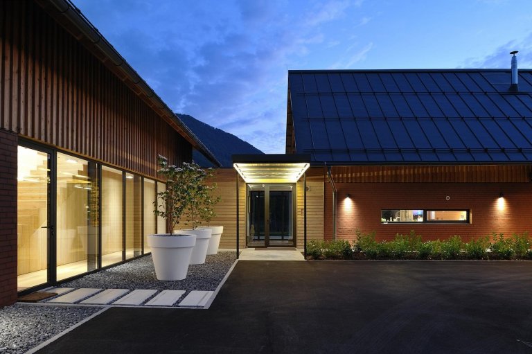 Dům jako moderní stodola uprostřed krajiny