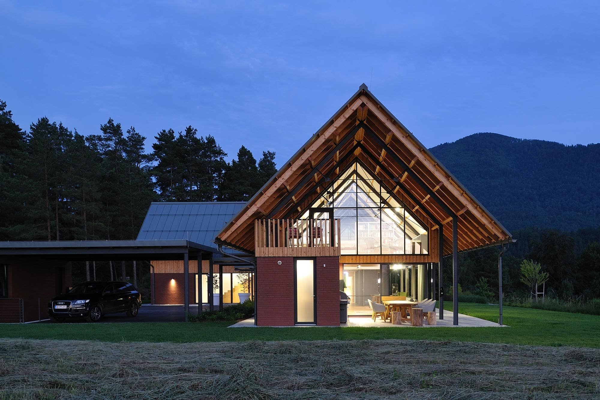 Dům jako moderní stodola uprostřed krajiny