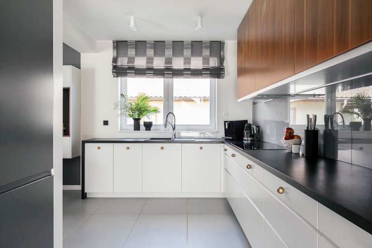 Bílá kuchyně je stále oblíbenou volbou, opticky zvětšuje prostor. Kuchyním vládne nejčastěji v kombinaci s dřevem.