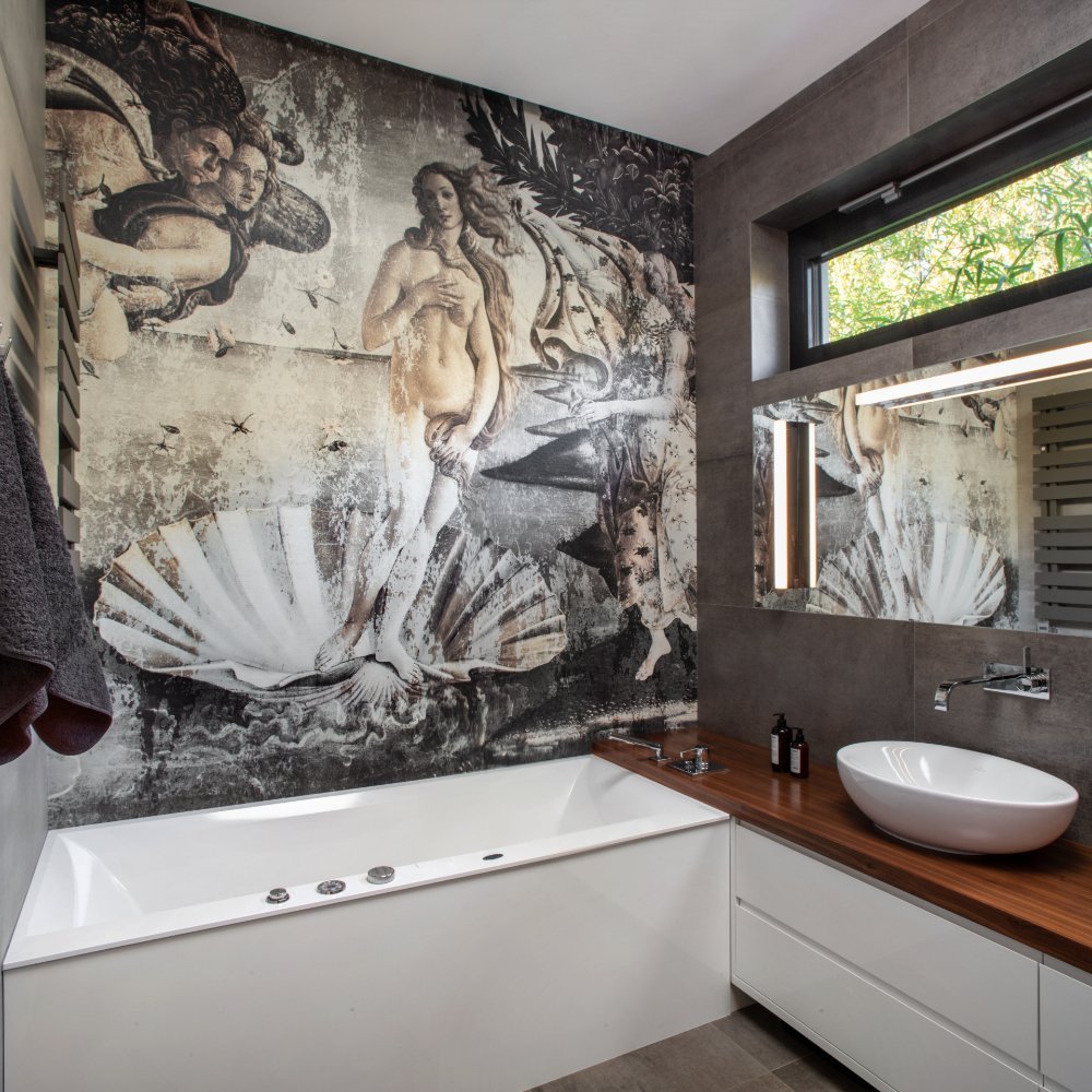 Dům rozdělený betonovou zdí