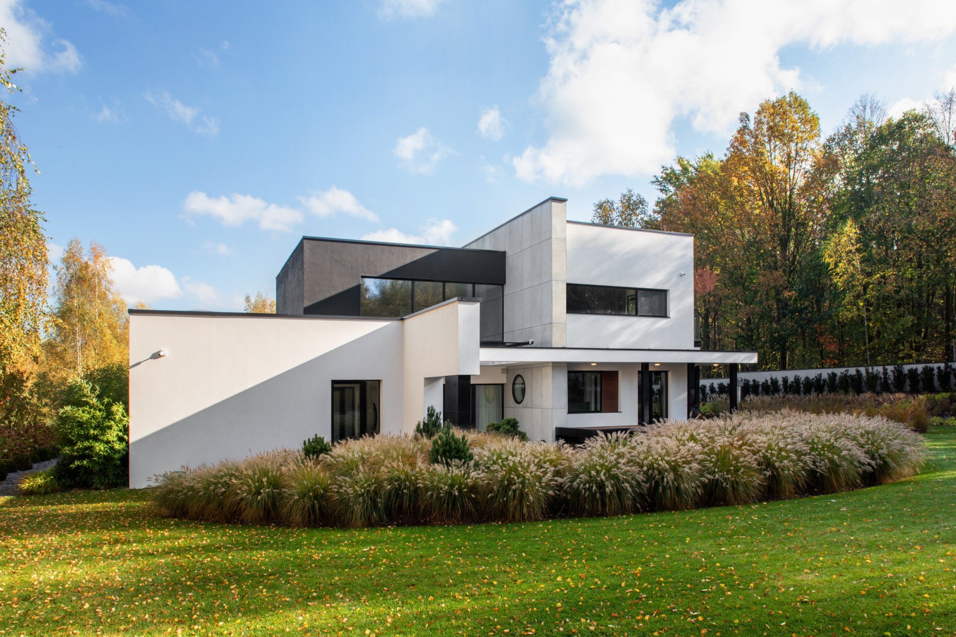 Dům rozdělený betonovou zdí