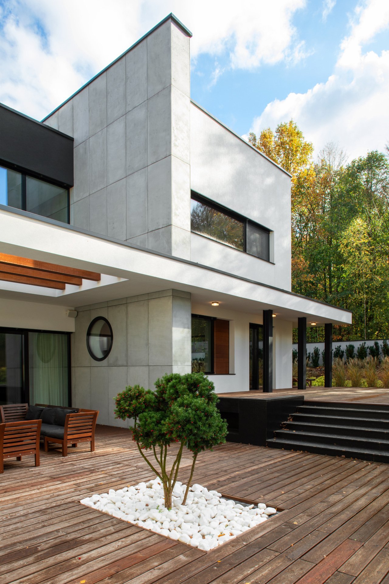 Dům rozdělený betonovou zdí