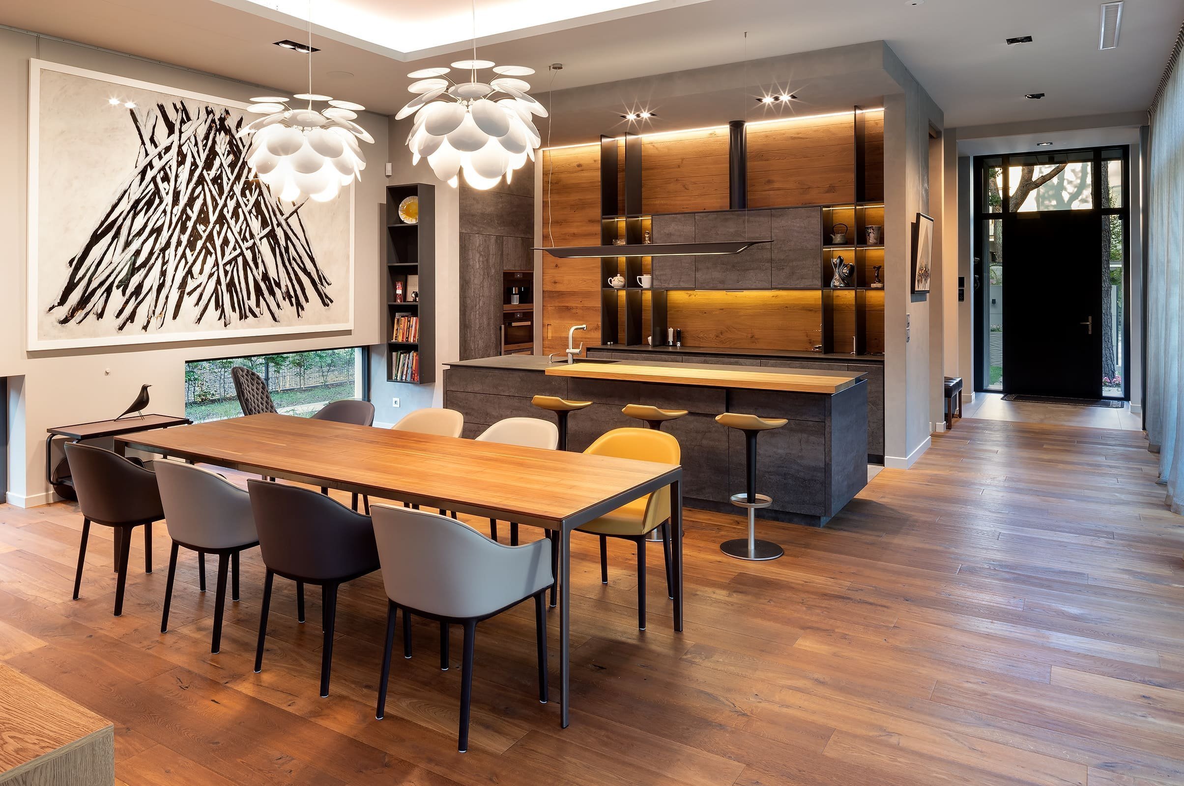 Dům s betonovou fasádou obklopený lesy