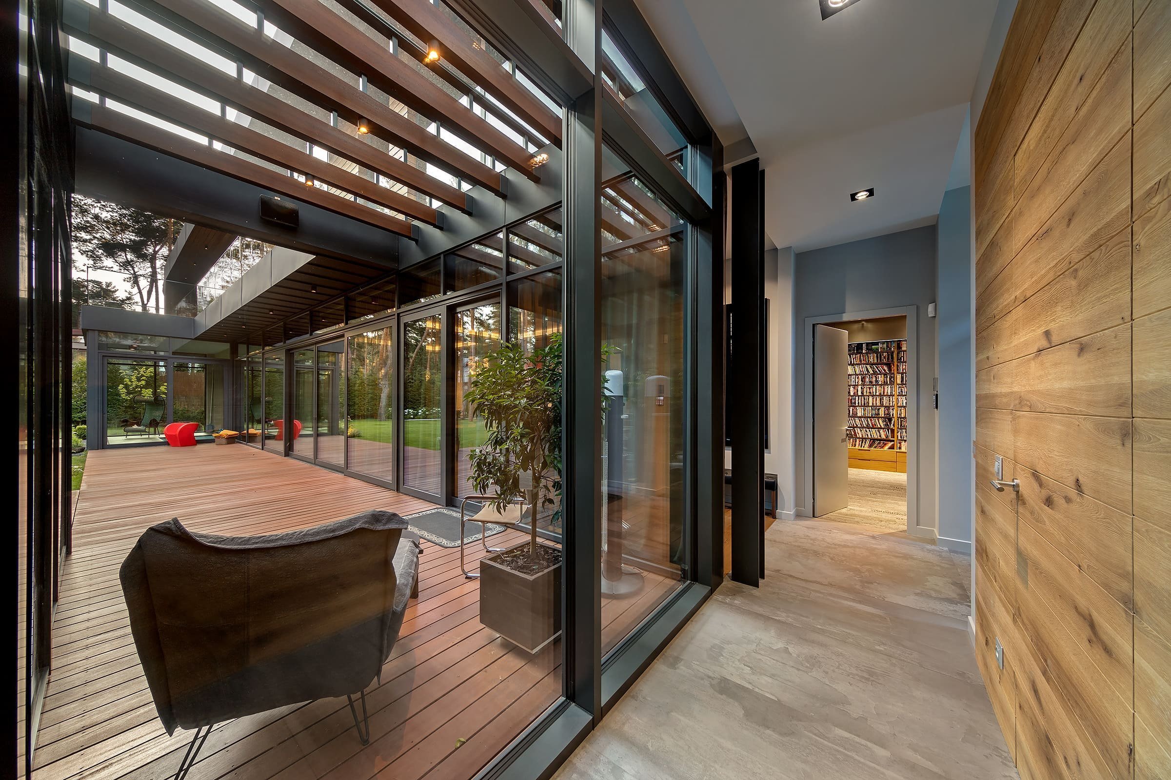 Dům s betonovou fasádou obklopený lesy