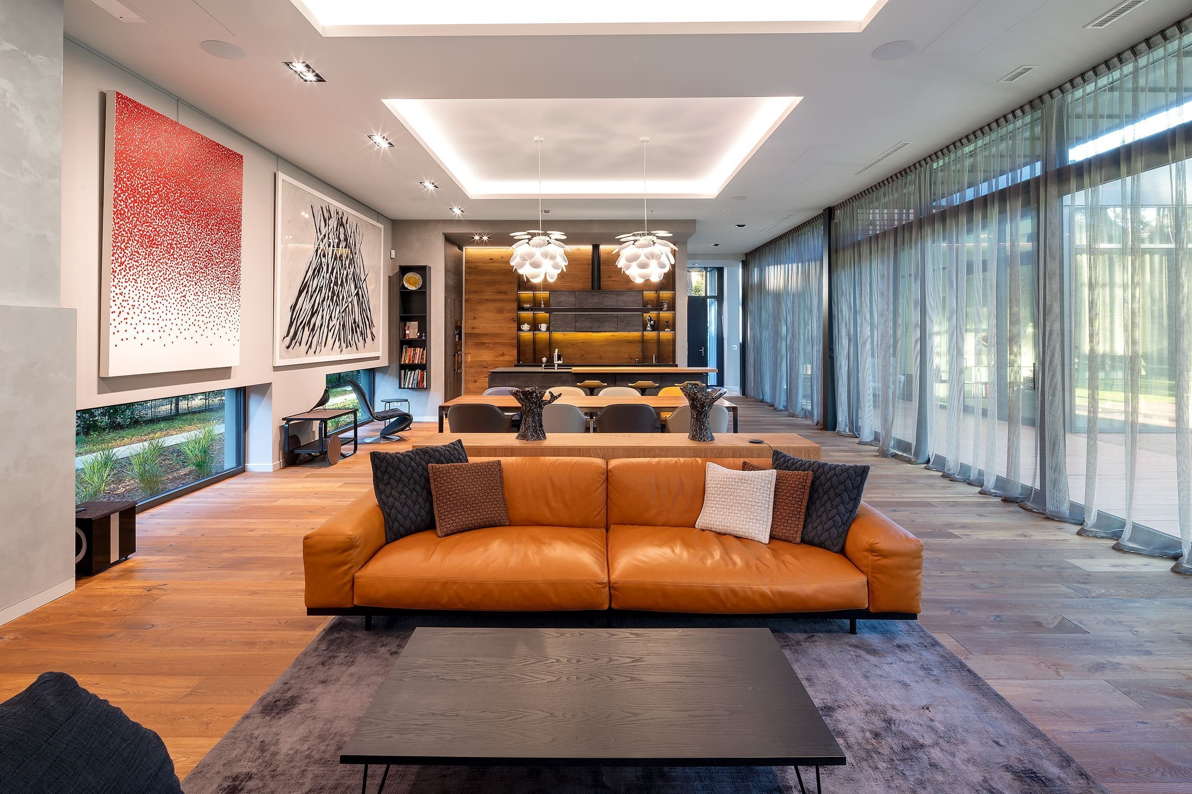 Dům s betonovou fasádou obklopený lesy