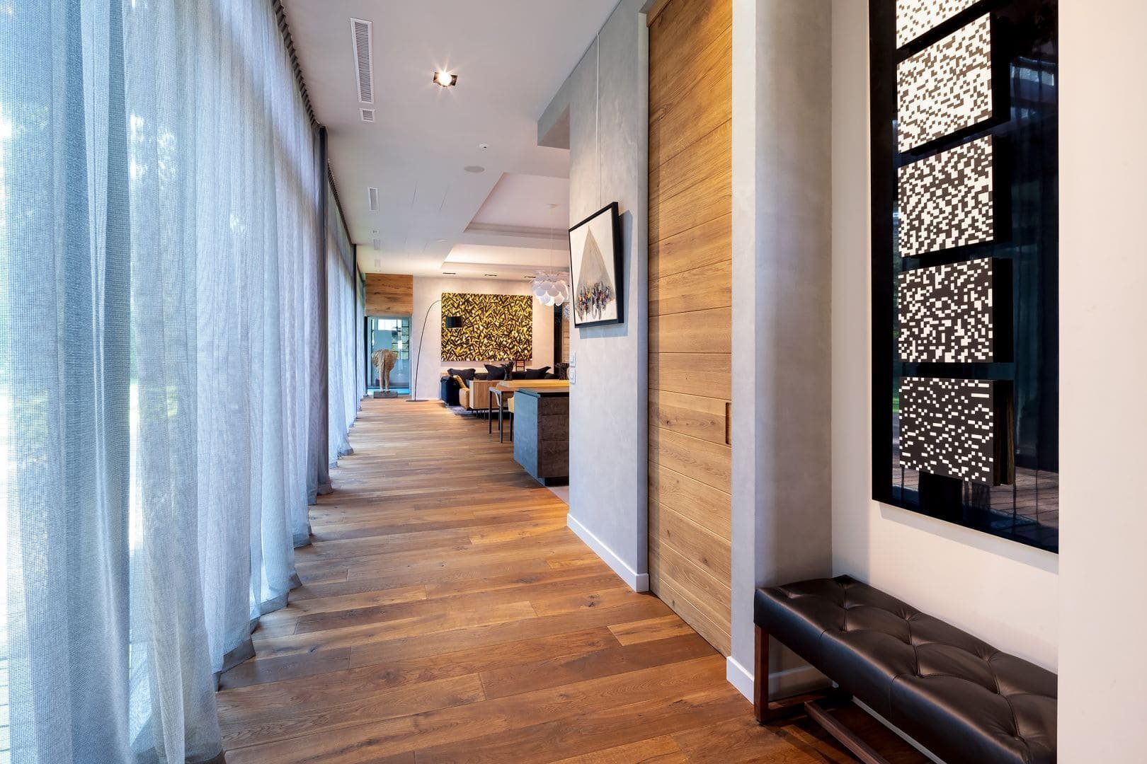 Dům s betonovou fasádou obklopený lesy