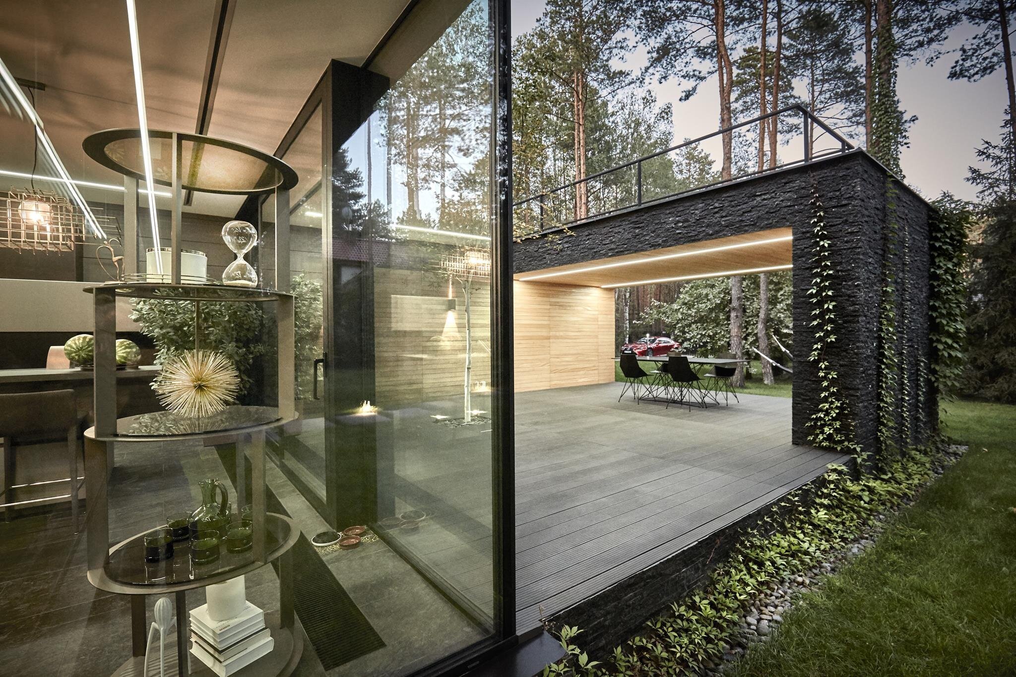 Dům s fasádou z břidlice uprostřed lesa