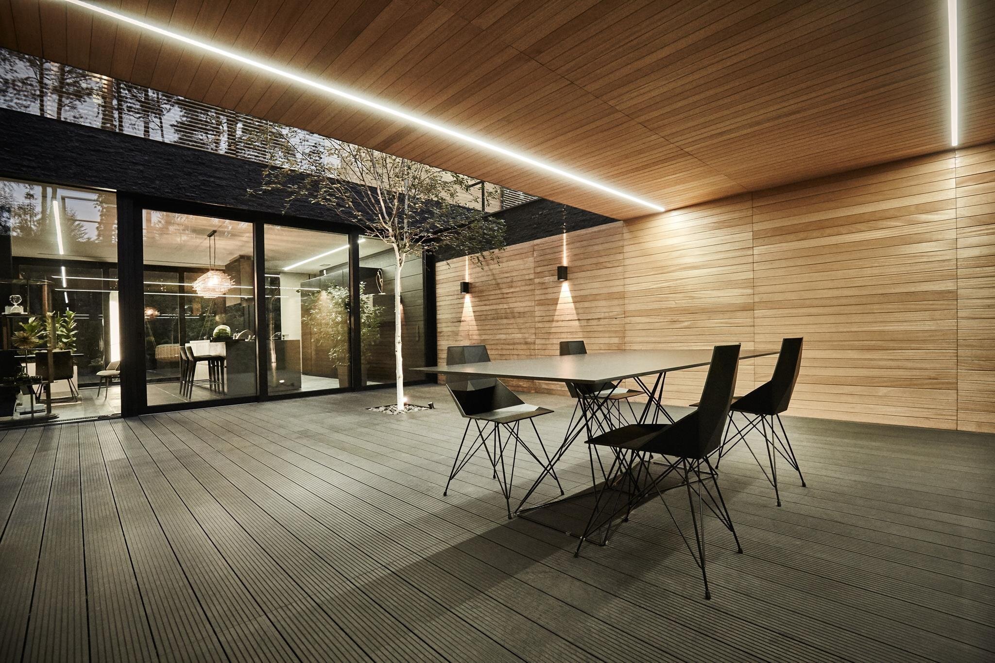 Dům s fasádou z břidlice uprostřed lesa