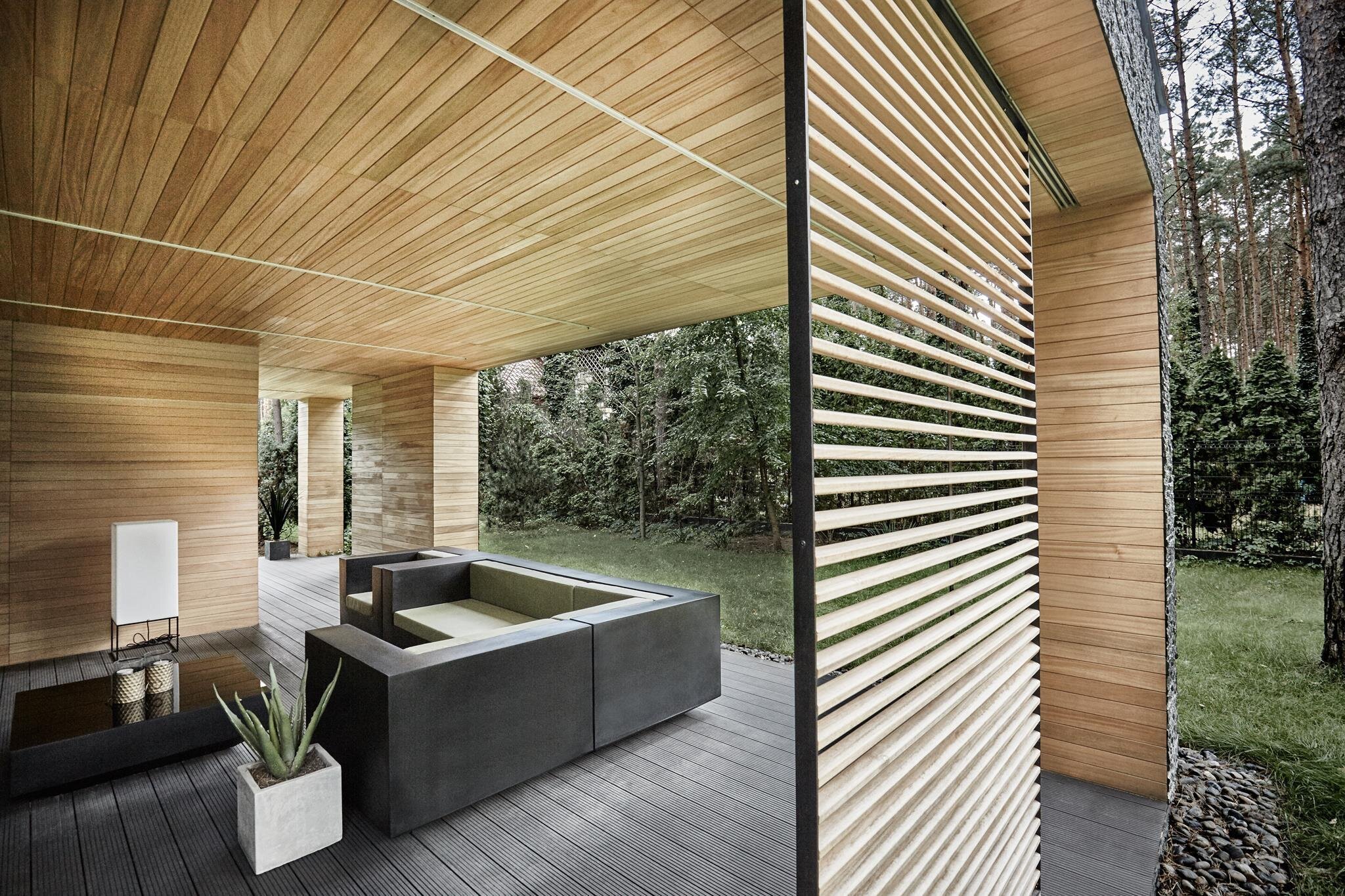 Dům s fasádou z břidlice uprostřed lesa