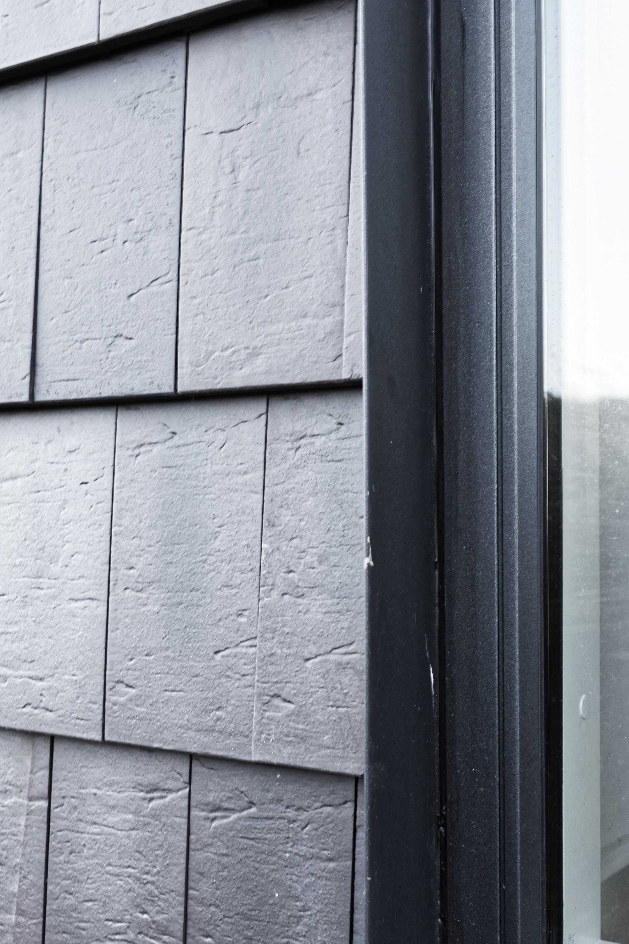 Dům s fasádou z cihlových šindelů