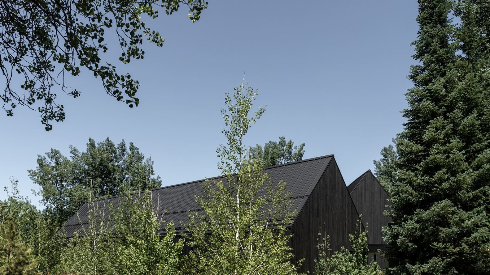 Dům ve tvaru písmene V pro pár v důchodu