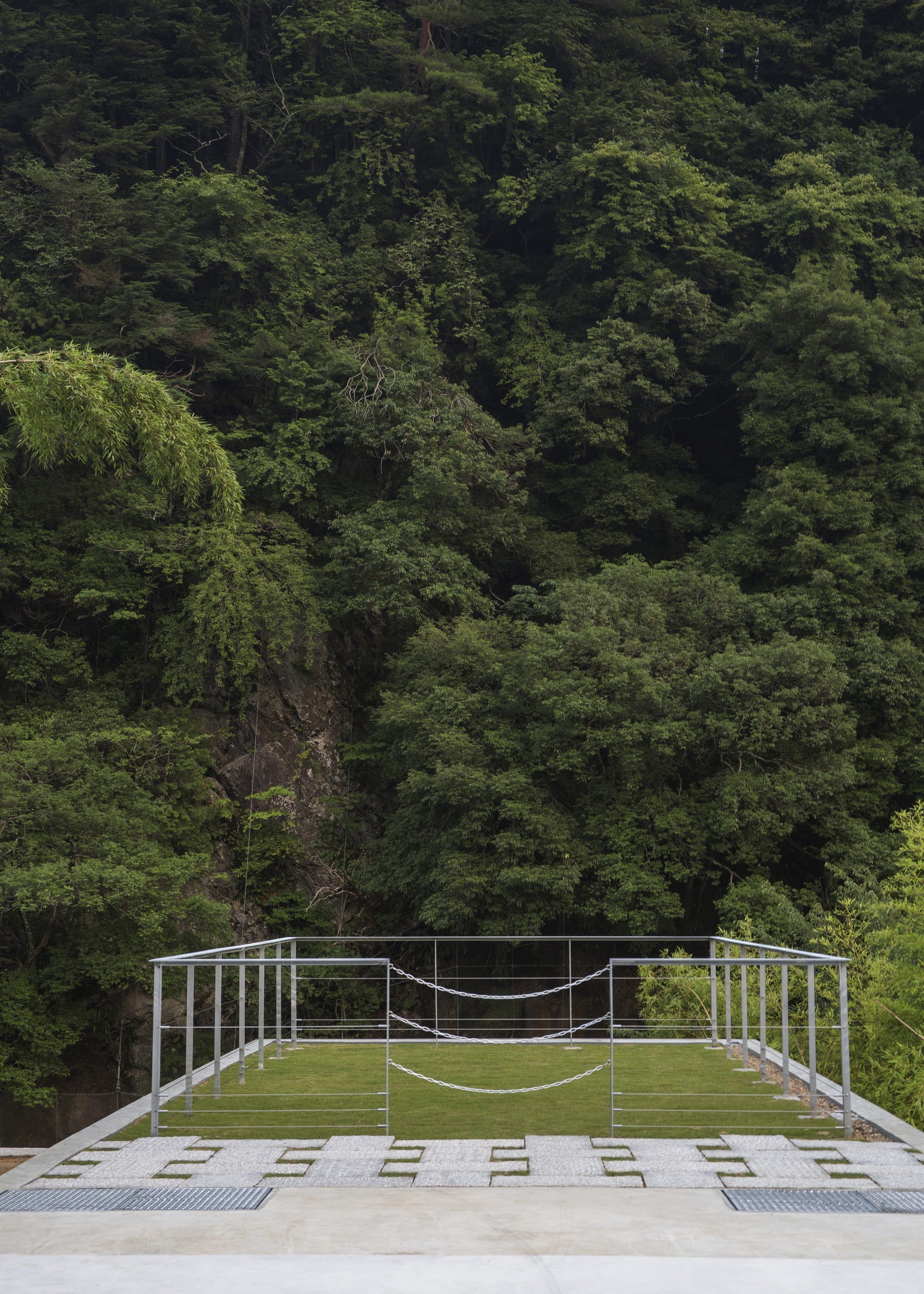 Dům zasazený do skály horského útesu