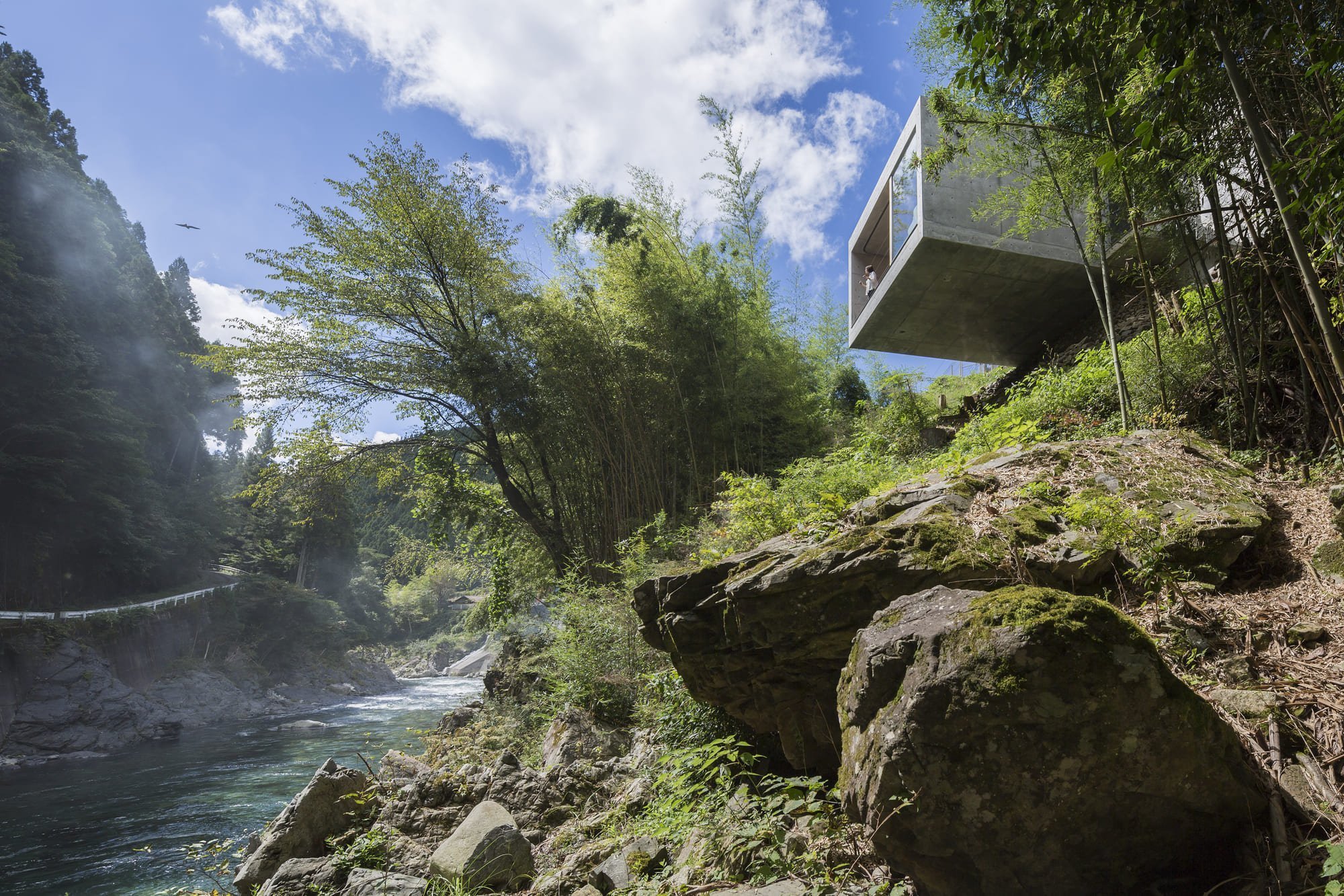 Dům zasazený do skály horského útesu