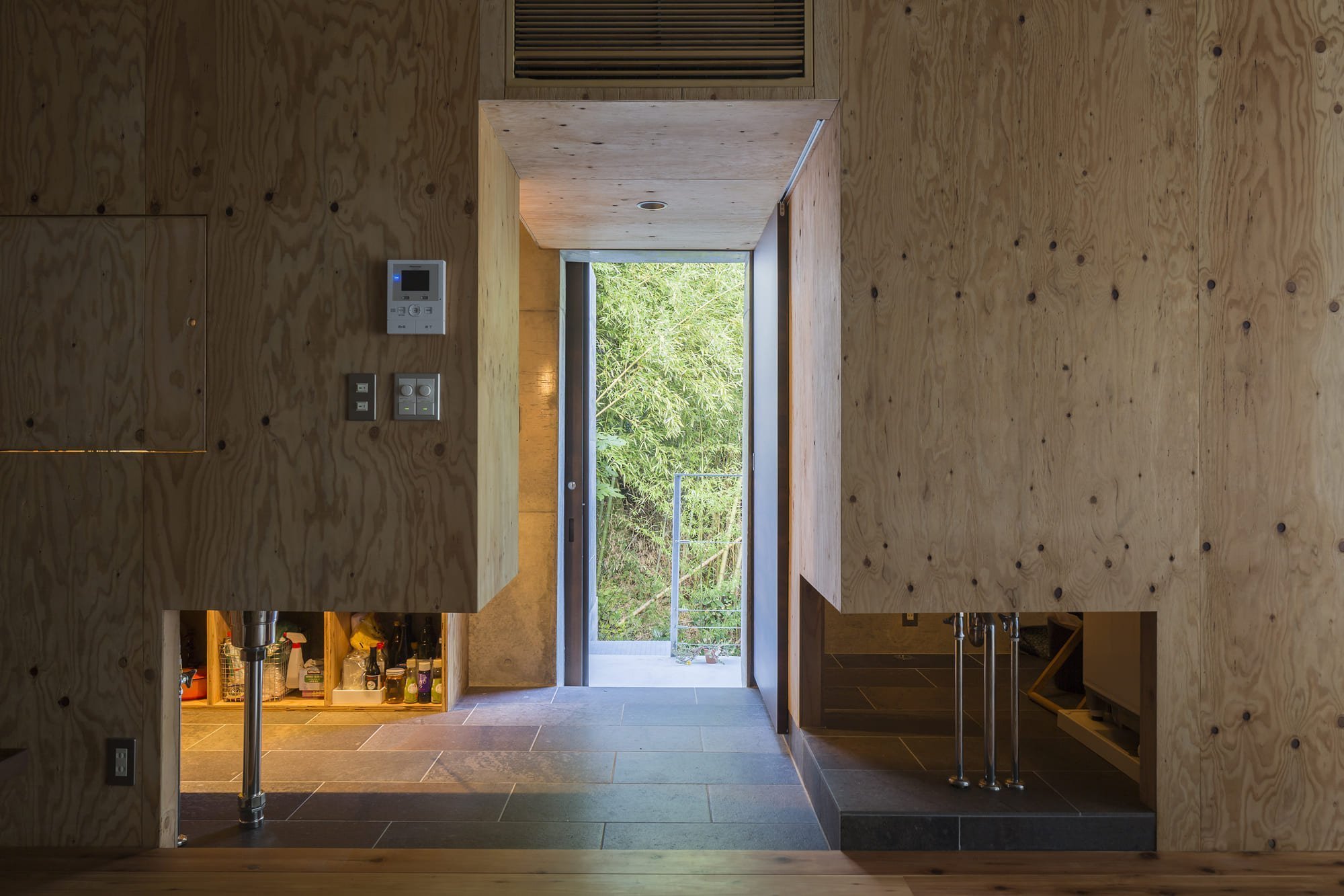 Dům zasazený do skály horského útesu