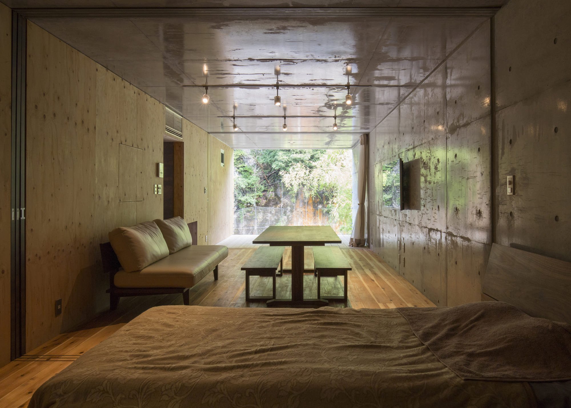 Dům zasazený do skály horského útesu