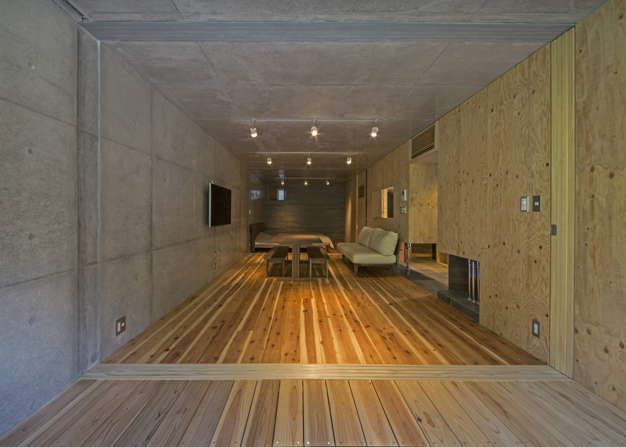 Dům zasazený do skály horského útesu