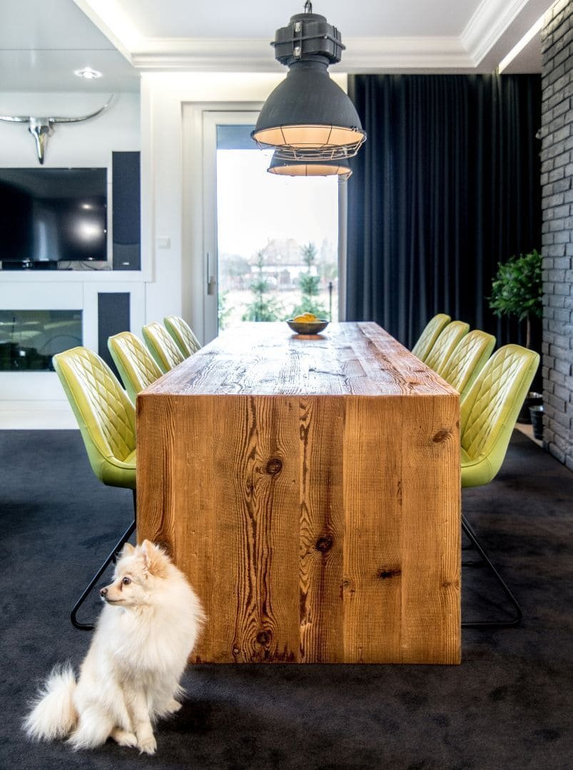 Glamour interiér s mechovou stěnou v kuchyni