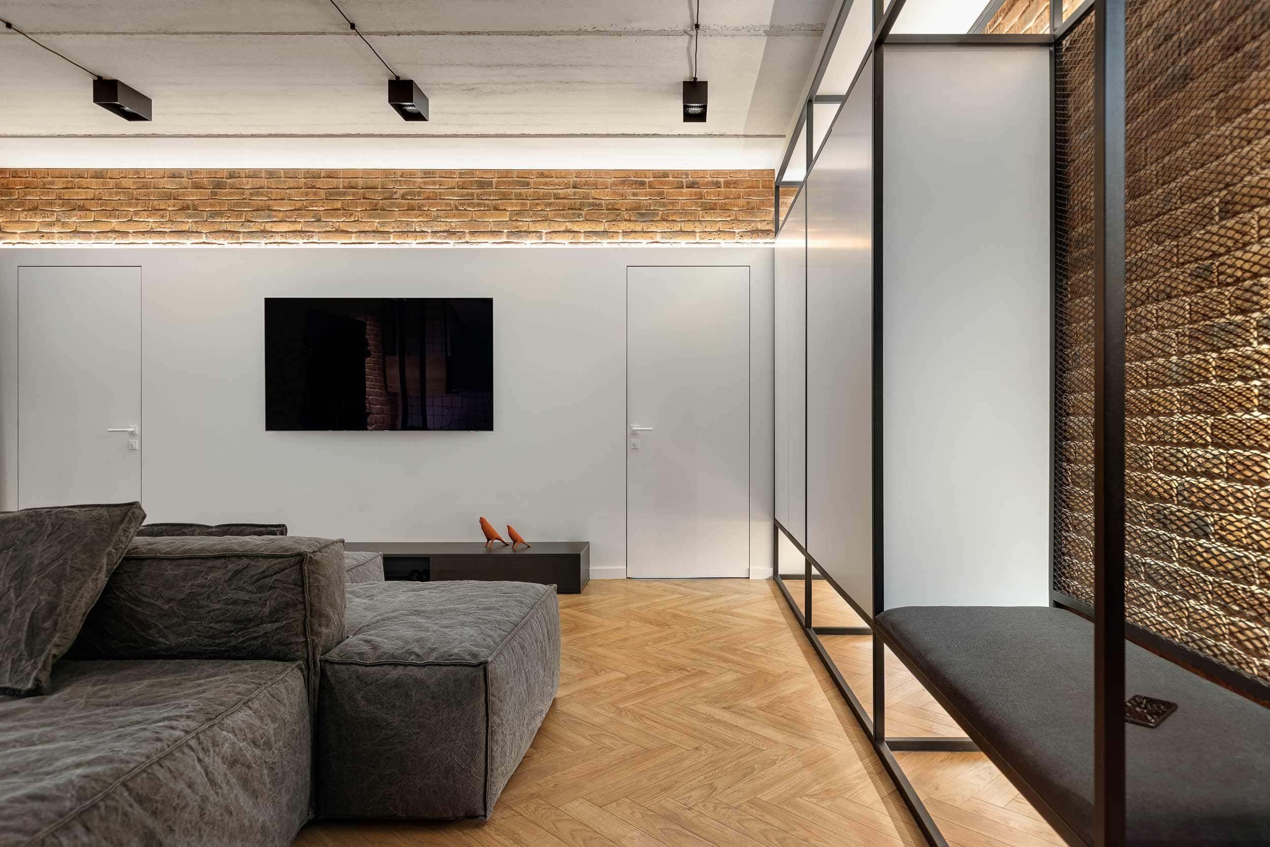 Industriální interiér z Charkova: Surový beton a odkryté dráty